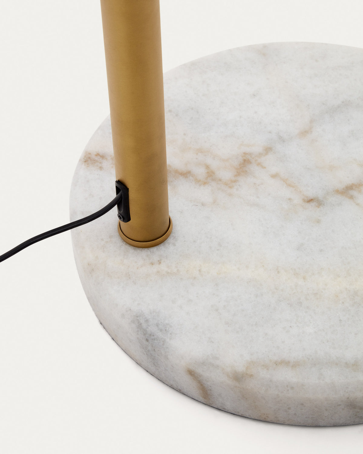 Madali Stehleuchte aus Metall mit Messing-Finish und weissem Marmor in Gold präsentiert im Onlineshop von KAQTU Design AG. Stehleuchte ist von Kave Home