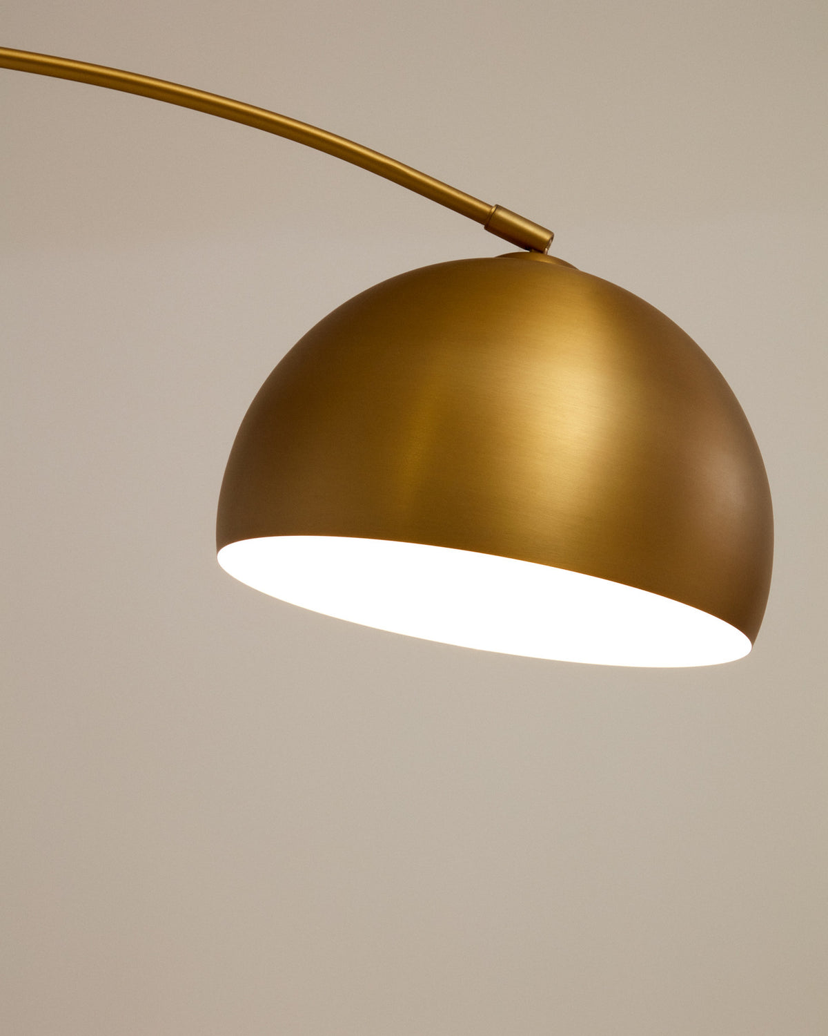 Madali Stehleuchte aus Metall mit Messing-Finish und weissem Marmor in Gold präsentiert im Onlineshop von KAQTU Design AG. Stehleuchte ist von Kave Home