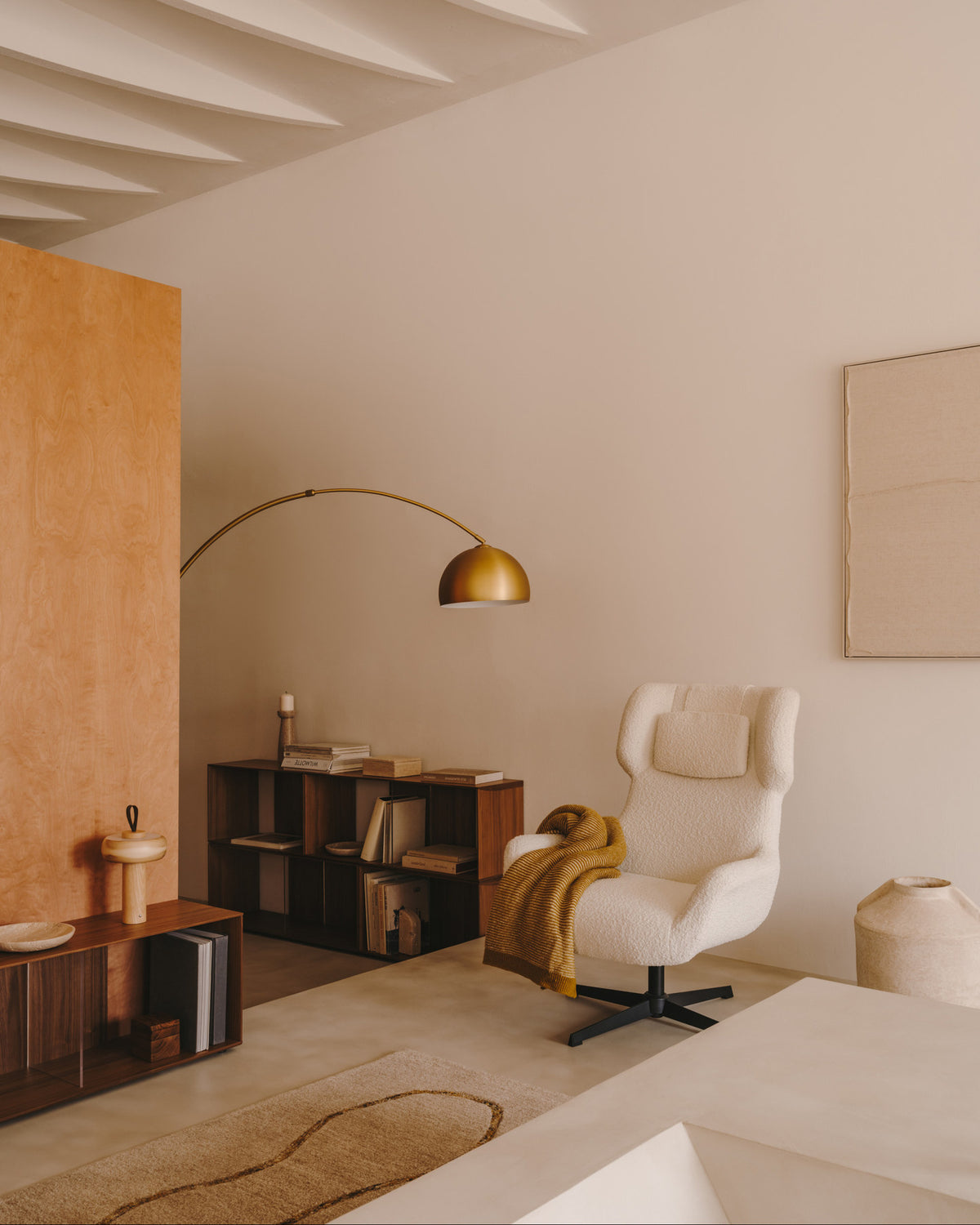 Madali Stehleuchte aus Metall mit Messing-Finish und weissem Marmor in Gold präsentiert im Onlineshop von KAQTU Design AG. Stehleuchte ist von Kave Home