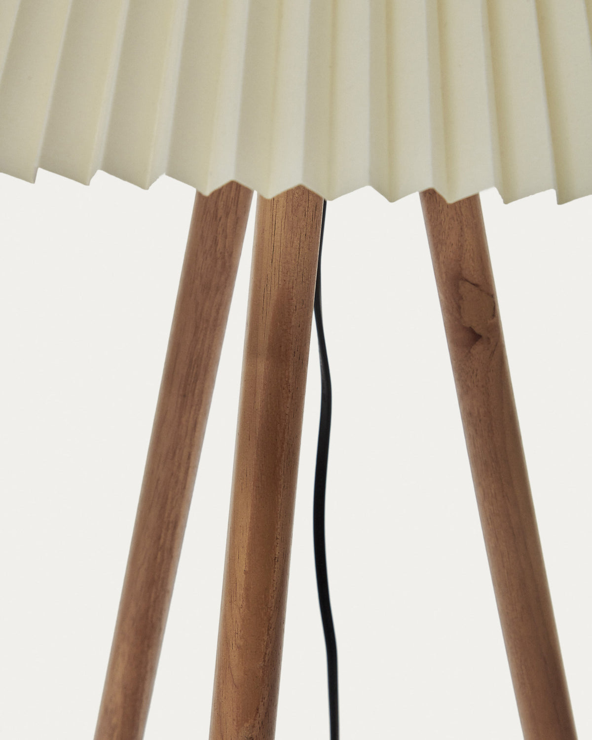 Benicarlo Stehlampe aus Kautschukholz mit natürlichem Finish und Beige in Beige präsentiert im Onlineshop von KAQTU Design AG. Stehleuchte ist von Kave Home