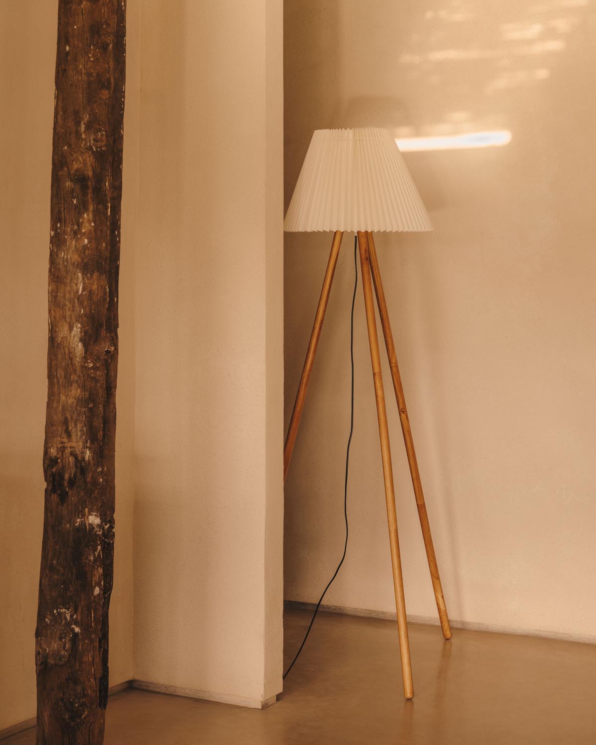 Benicarlo Stehlampe aus Kautschukholz mit natürlichem Finish und Beige in Beige präsentiert im Onlineshop von KAQTU Design AG. Stehleuchte ist von Kave Home