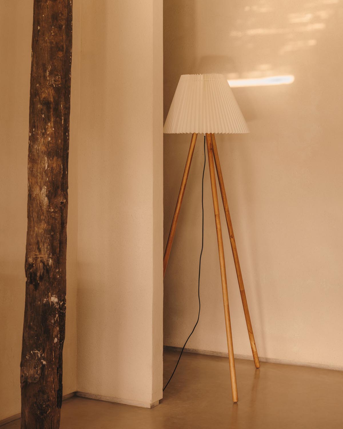 Benicarlo Stehlampe aus Kautschukholz mit natürlichem Finish und Beige