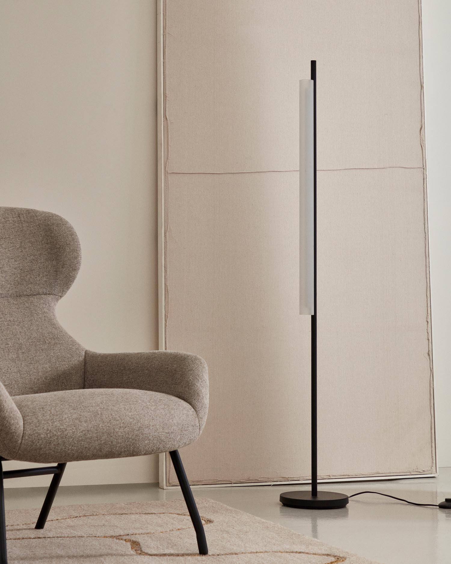 Moderne Stehlampe Vauxall: Metallgestell, Mattglas-Schirm, stilvolle Beleuchtung für jeden Raum, harmonisches Ambiente für Ihr Zuhause.