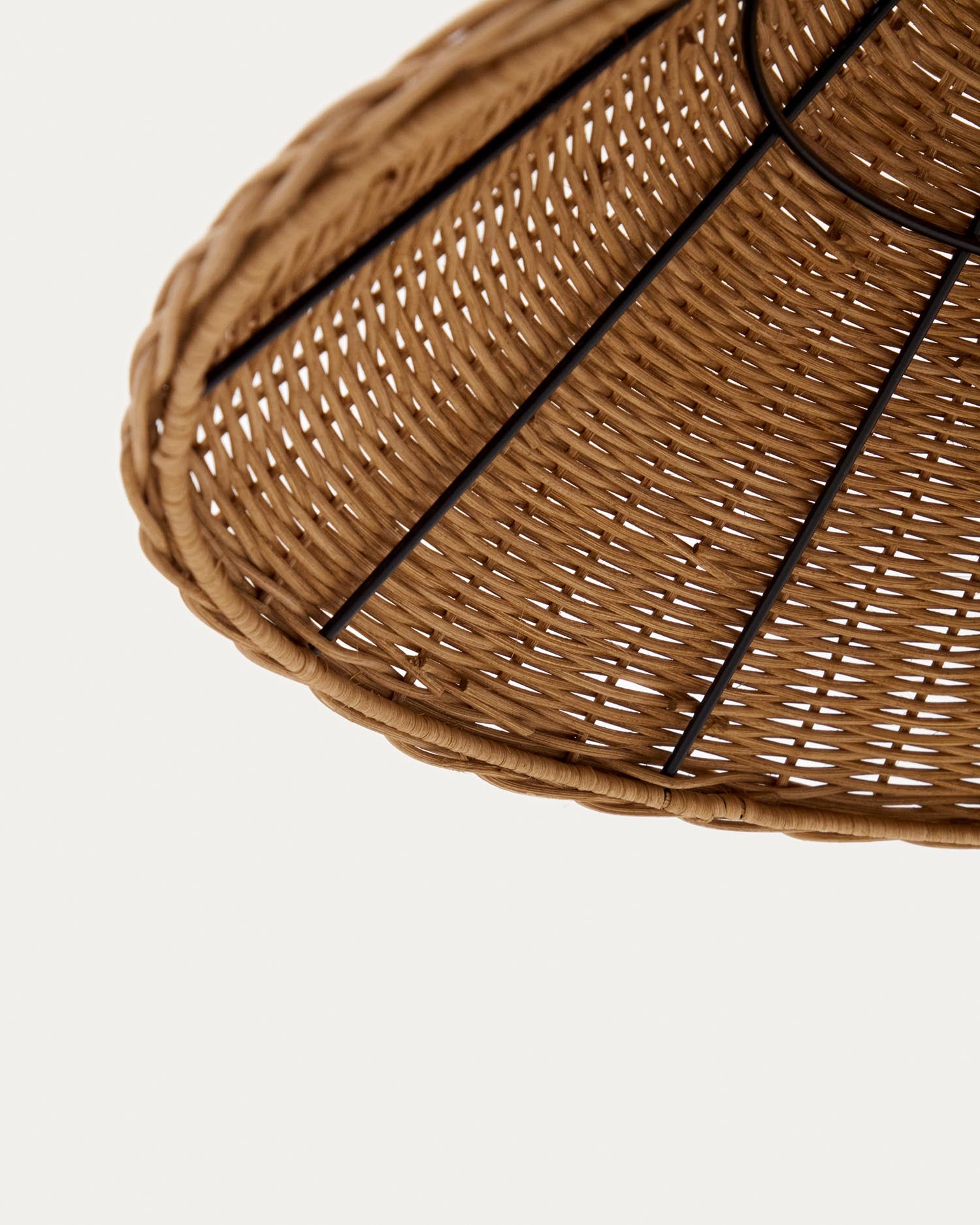 Die Urania Stehleuchte von Kave Home vereint handgefertigtes Rattan und elegantes schwarzes Metall, ideal für stilvolle Wohnräume.