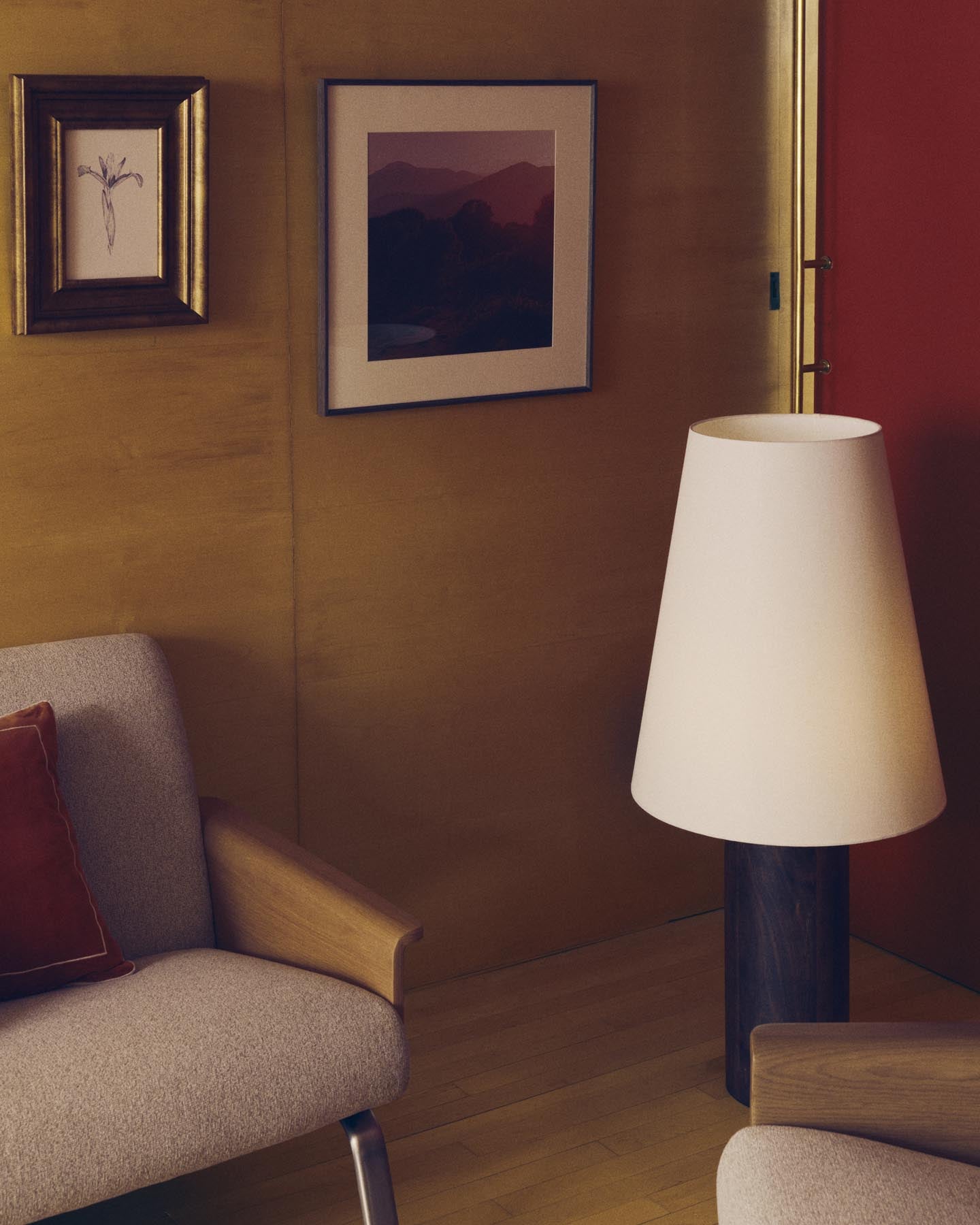 Stehlampe Marga aus massivem Gummibaumholz mit dunklem Finish in Dunkelbraun präsentiert im Onlineshop von KAQTU Design AG. Stehleuchte ist von Kave Home