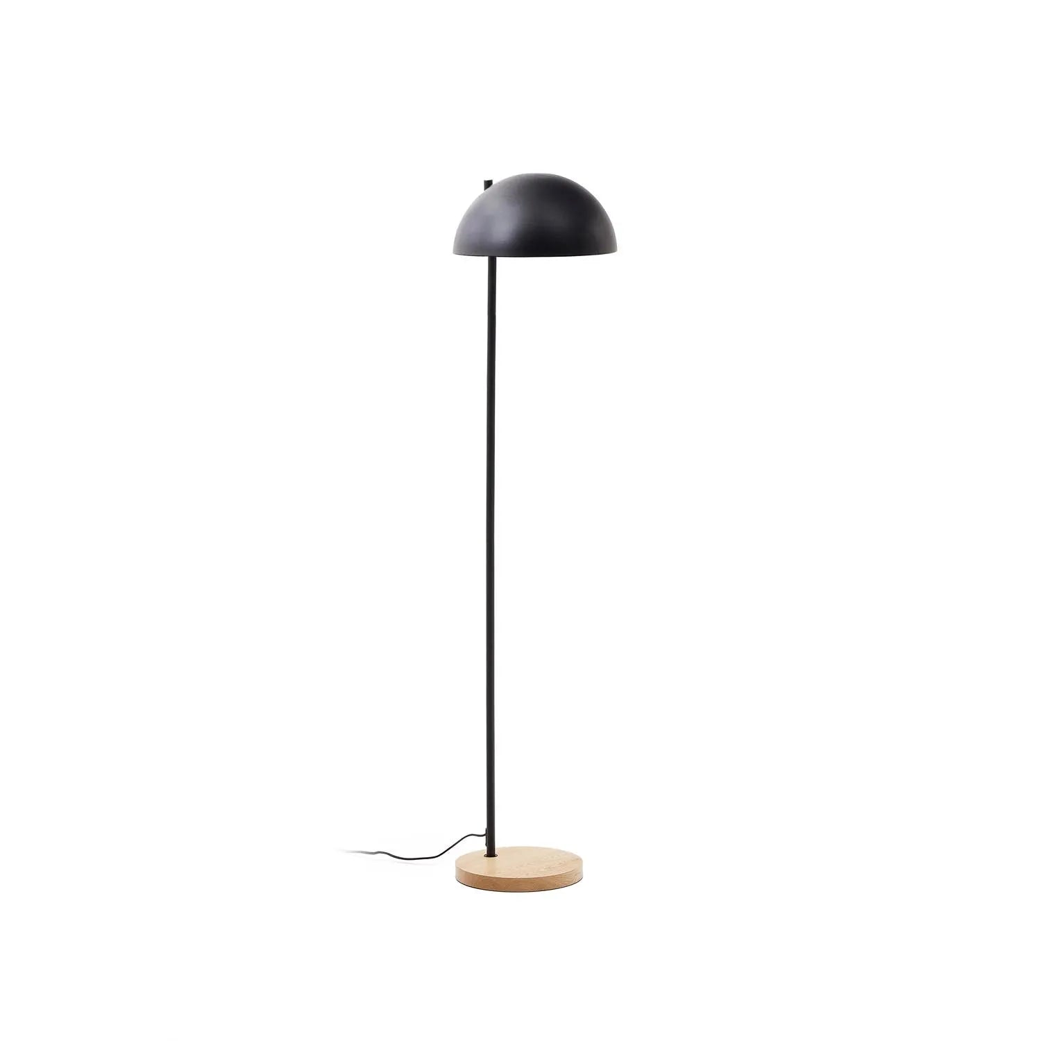 Catlar Stehlampe aus Eschenholz und Metall mit schwarzem Lackfinish in Schwarz präsentiert im Onlineshop von KAQTU Design AG. Stehleuchte ist von Kave Home