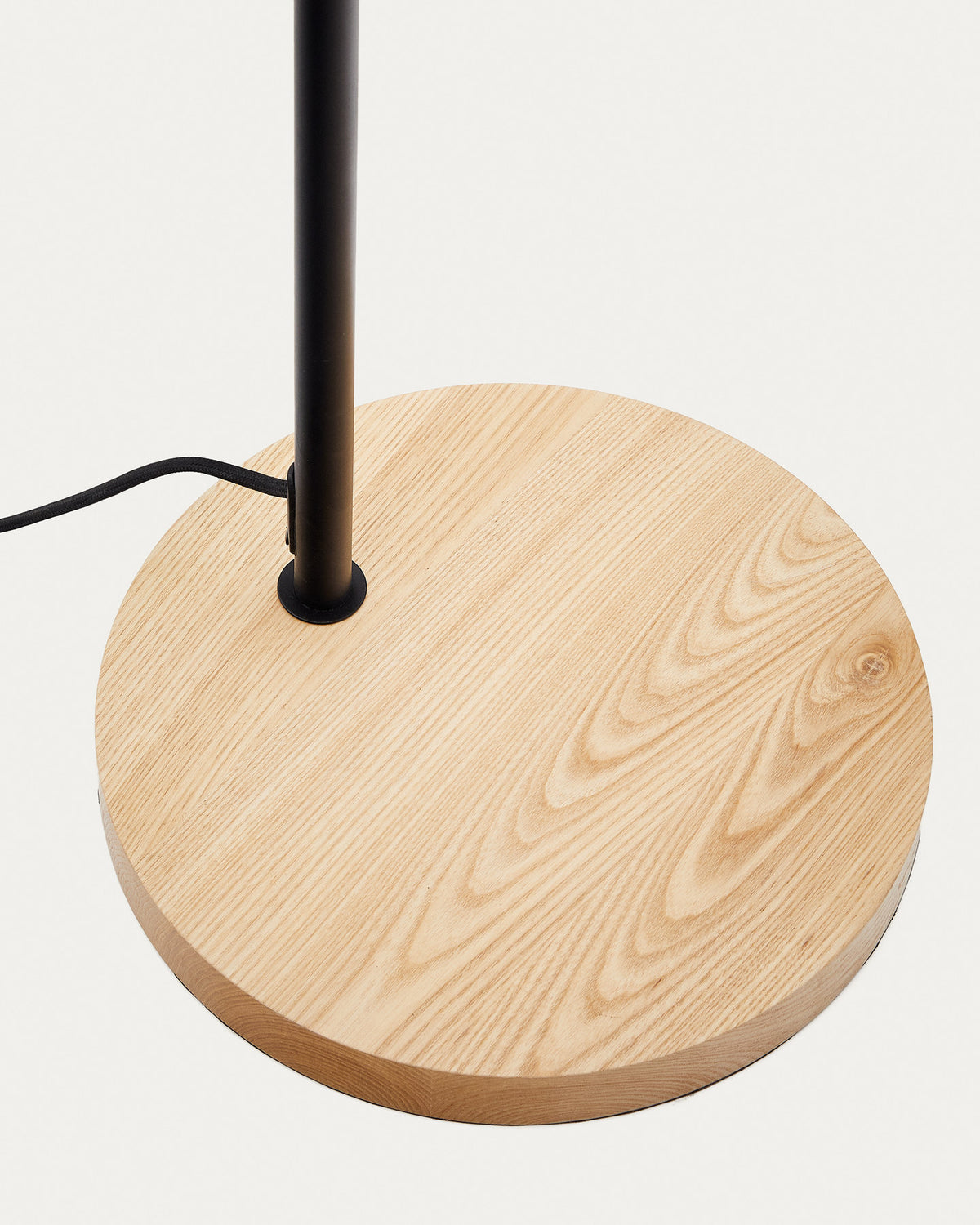 Catlar Stehlampe aus Eschenholz und Metall mit schwarzem Lackfinish in Schwarz präsentiert im Onlineshop von KAQTU Design AG. Stehleuchte ist von Kave Home