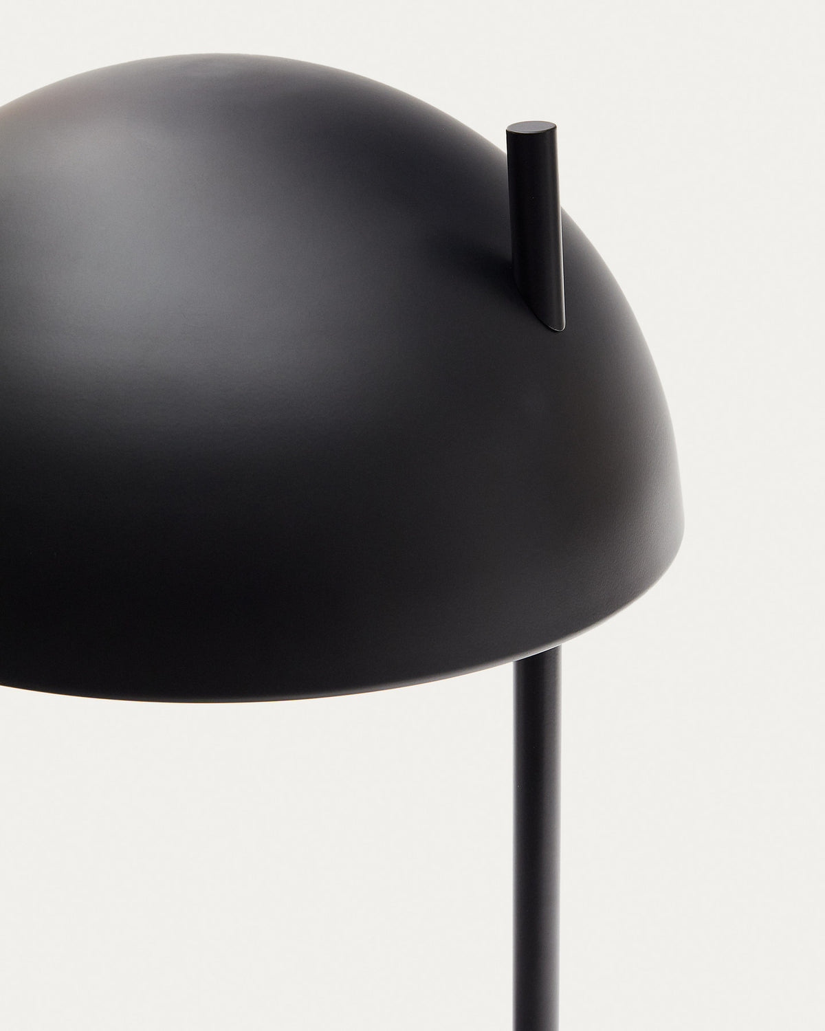 Catlar Stehlampe aus Eschenholz und Metall mit schwarzem Lackfinish in Schwarz präsentiert im Onlineshop von KAQTU Design AG. Stehleuchte ist von Kave Home