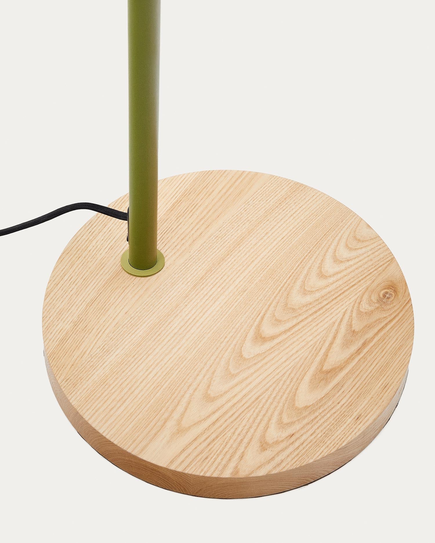 Die Catlar Stehlampe von Kave Home kombiniert hochwertiges Eschenholz mit einem stilvollen grünen Metallfinish und setzt elegante Akzente in jedem Raum.