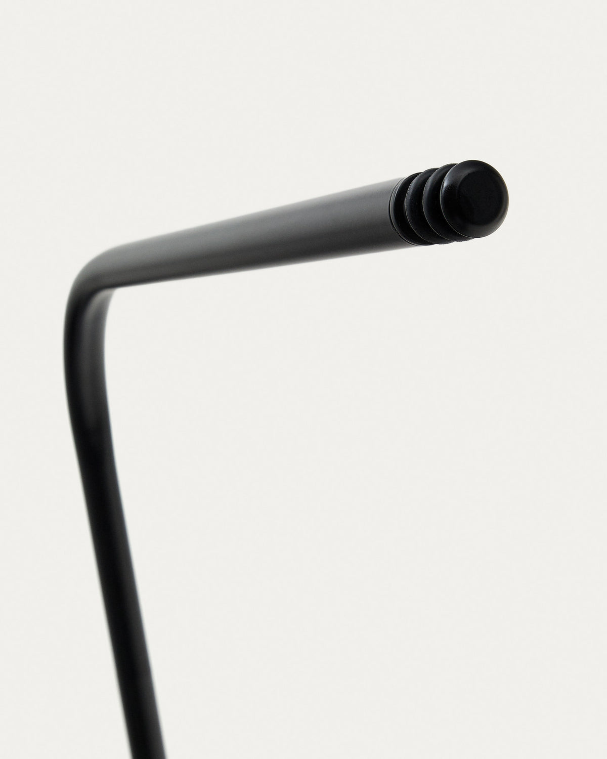Standfuss für tragbare Lampen Nali aus Metall mit schwarzer Lackierung. in Schwarz präsentiert im Onlineshop von KAQTU Design AG. Outdoor Stehleuchte ist von Kave Home