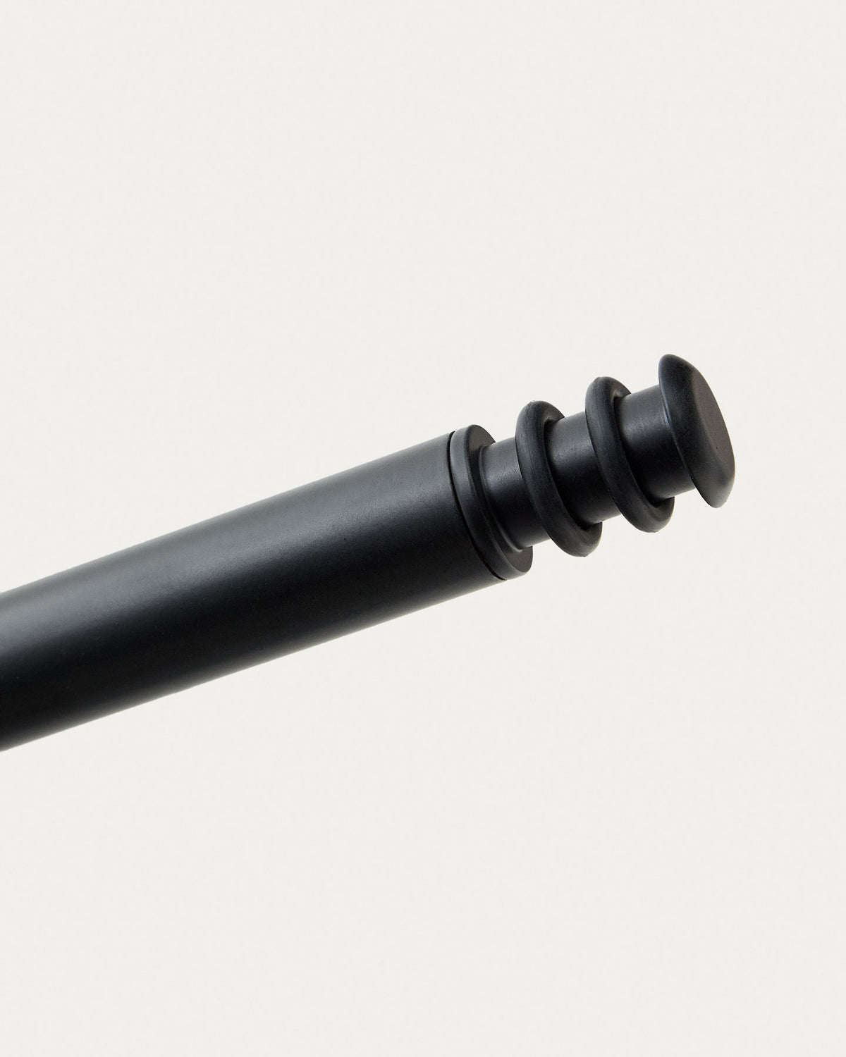 Standfuss für tragbare Lampen Nali aus Metall mit schwarzer Lackierung. in Schwarz präsentiert im Onlineshop von KAQTU Design AG. Outdoor Stehleuchte ist von Kave Home