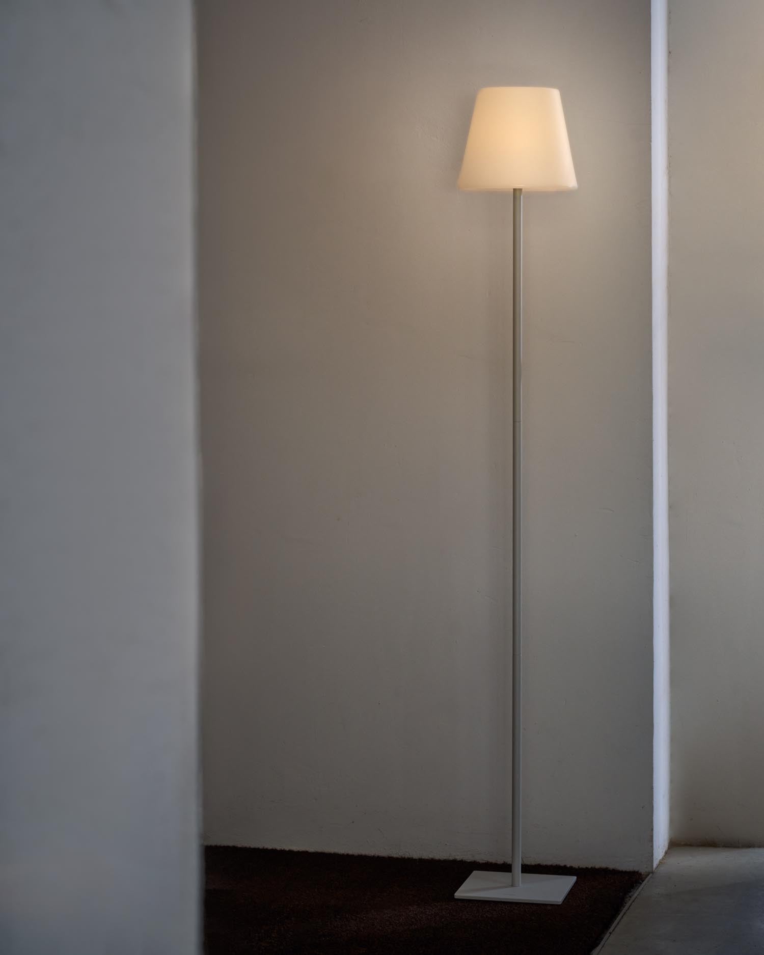 Stilvolle Solar-Stehlampe Amaray in Grau, 120 cm hoch. Robuster Stahl, umweltfreundlich, perfekt für flexible Gartenbeleuchtung.