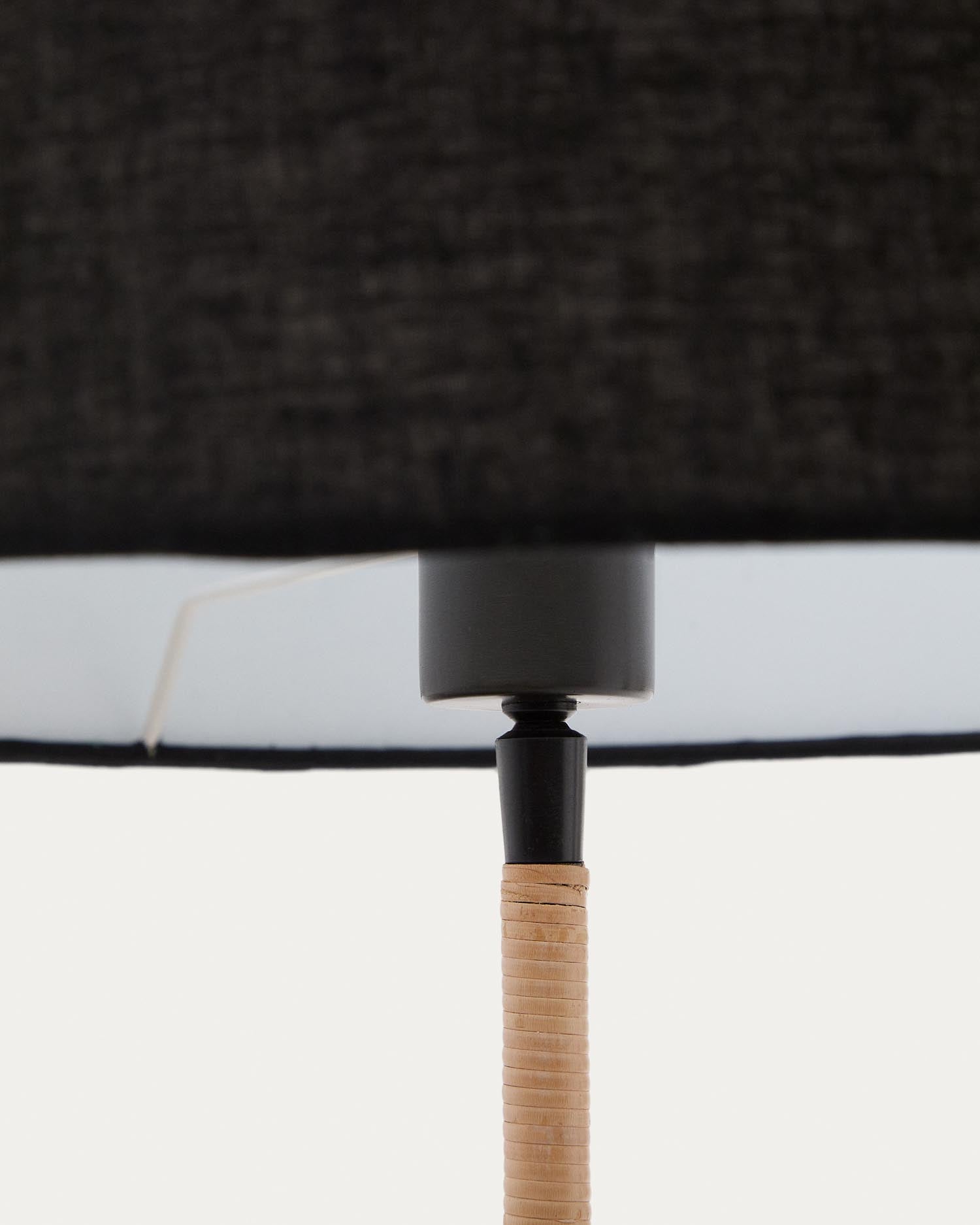 Die Canar Stehlampe kombiniert Metall, Rattan und einen schwarzen Baumwollschirm für stilvolle Beleuchtung in jedem Raum.