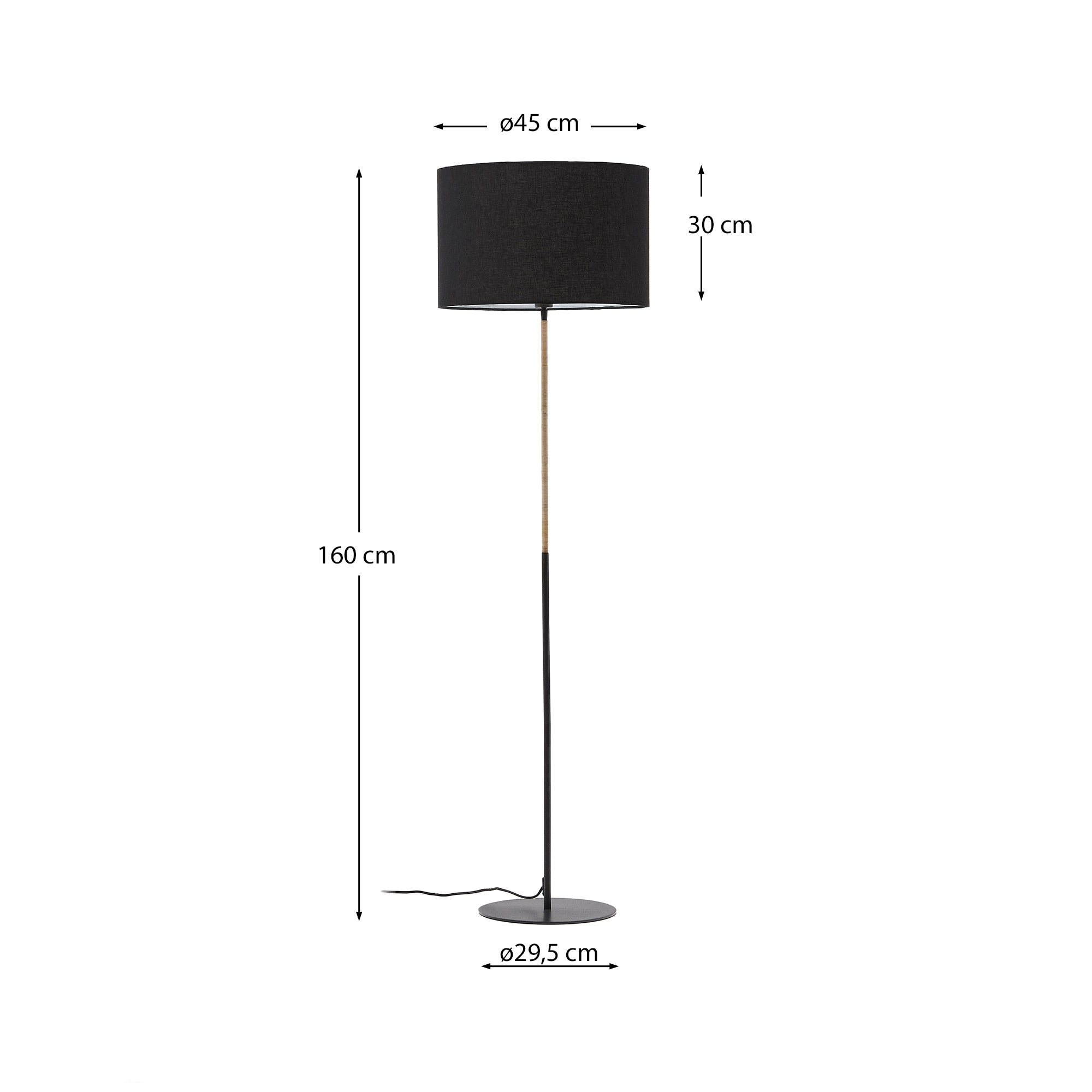 Die Canar Stehlampe aus Metall und Rattan mit schwarzem Baumwollschirm bietet elegantes Design und warmes Licht für Ihr Zuhause.