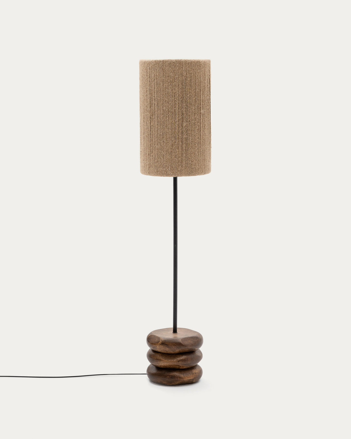 Lampada da terra Kor realizzata in legno di acacia con finitura scura e iuta