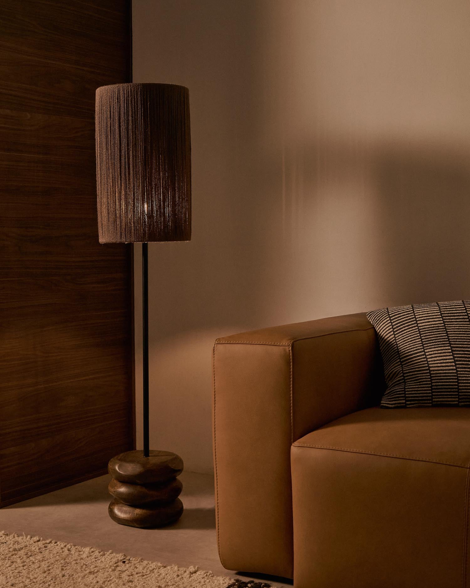 Stilvolle Stehlampe Kor aus Akazienholz mit Jute, dunkles Finish, spendet warmes Licht und setzt Akzente in jedem Raum.