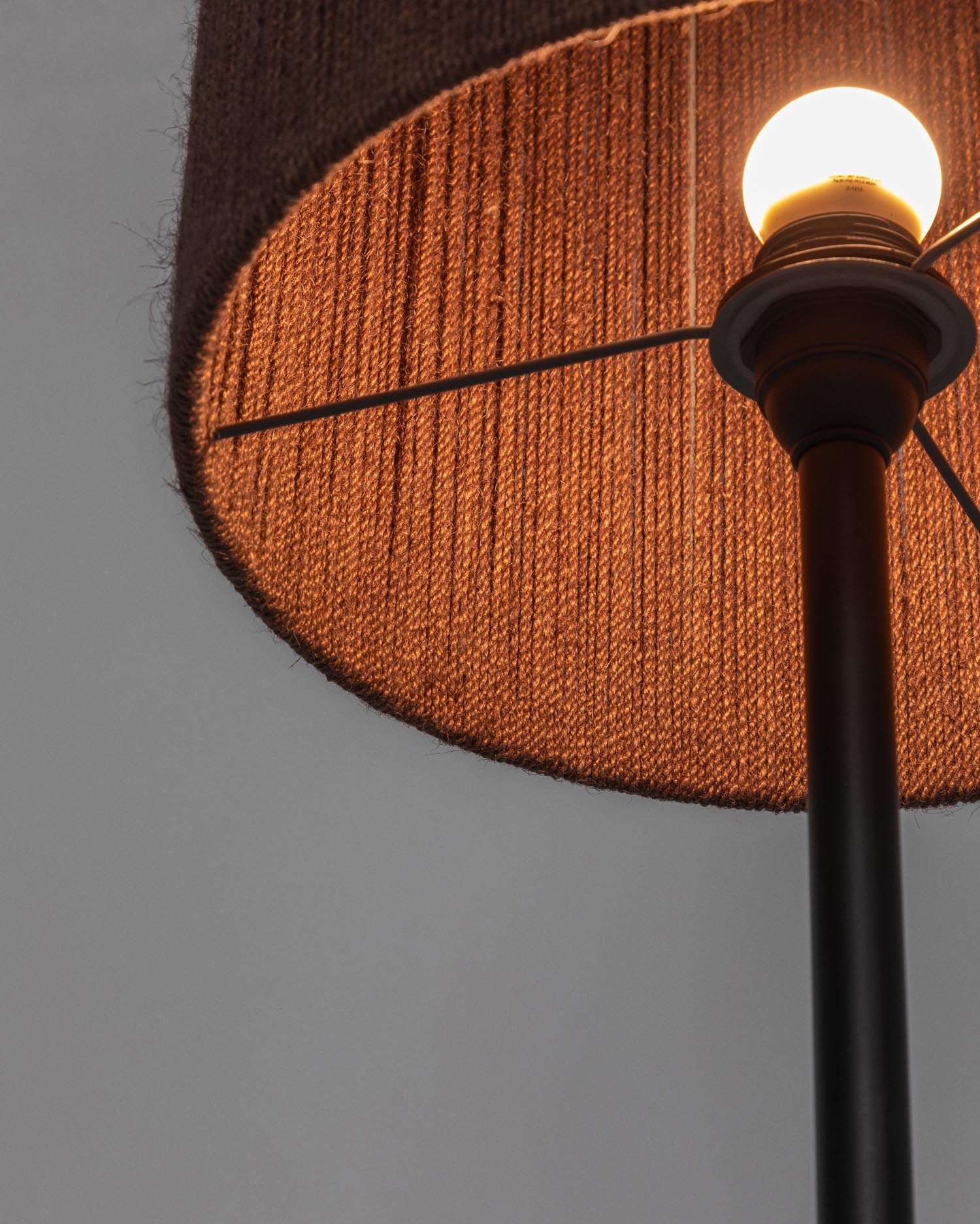 Stilvolle Stehlampe Kor aus massivem Akazienholz mit edlem dunklen Finish und handgeflochtener Jute, perfekt für warme Lichtakzente in jedem Raum.