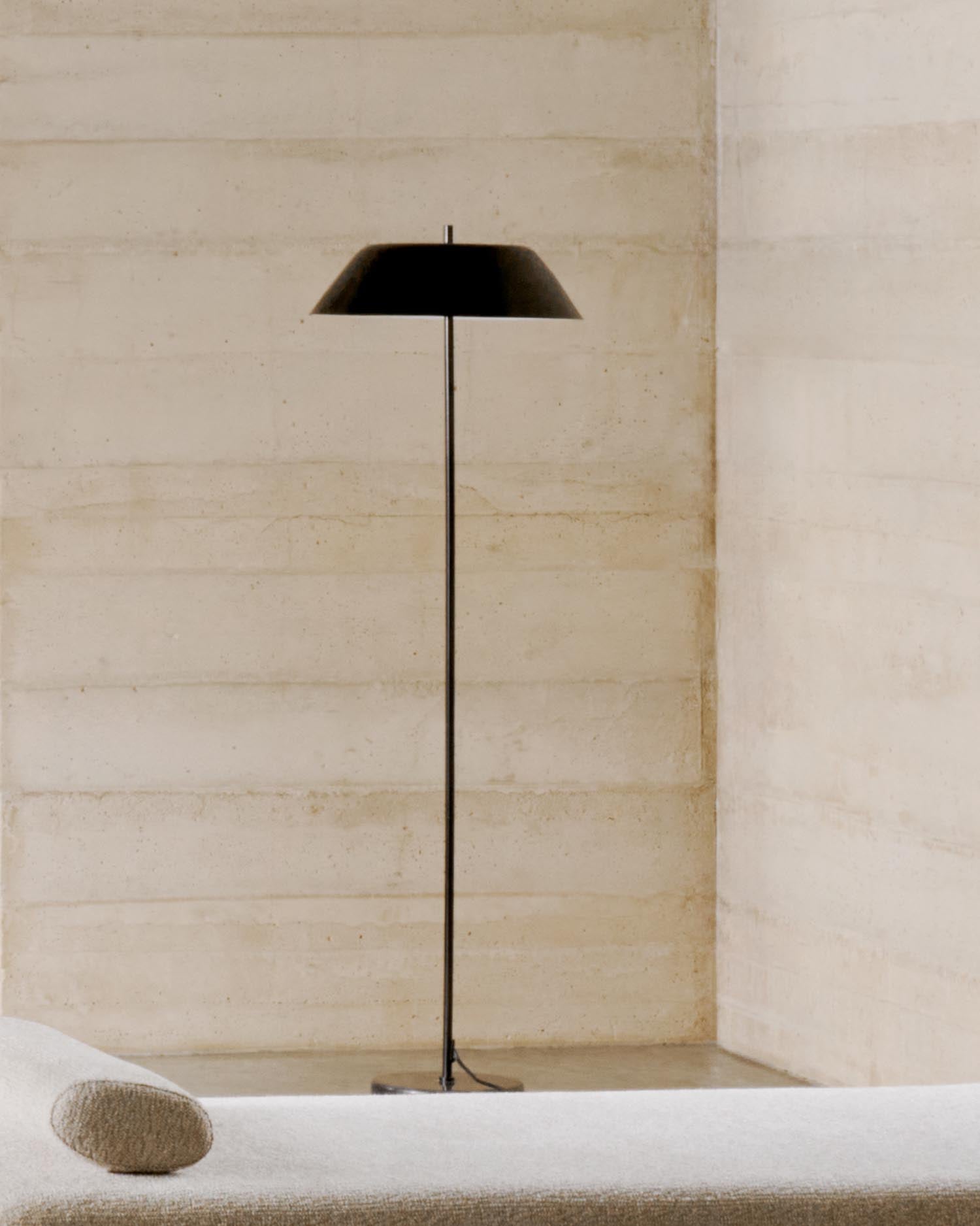 Moderne Stehlampe Sayra: Robuster schwarzer Marmor und Metall mit elegantem Finish, perfekt für jeden Raum und Einrichtungsstil.