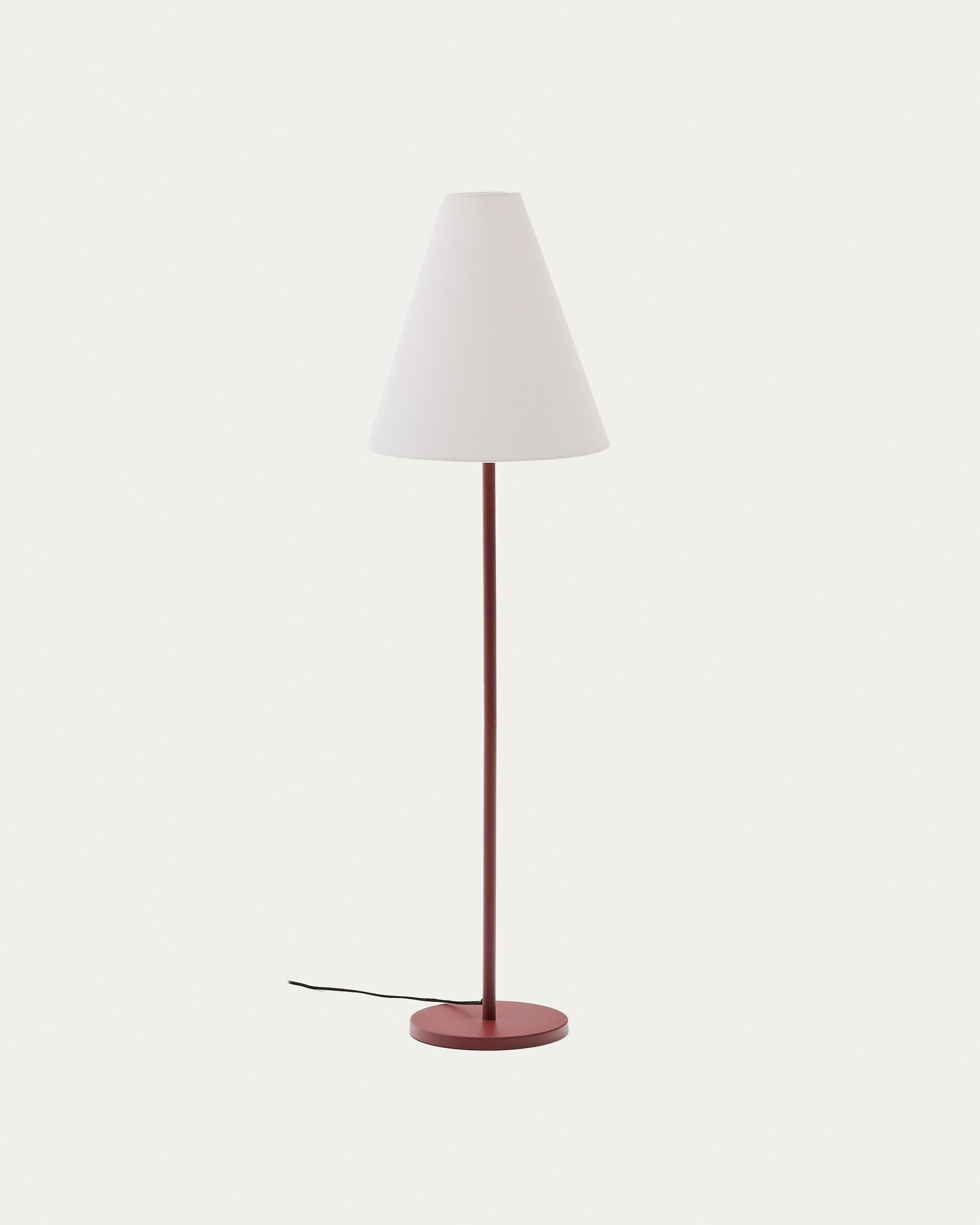 Elegante Stehlampe Navat: Metall mit Terrakotta-Finish, Holzfuss, warmes Licht, modern und zeitlos, vielseitig einsetzbar.