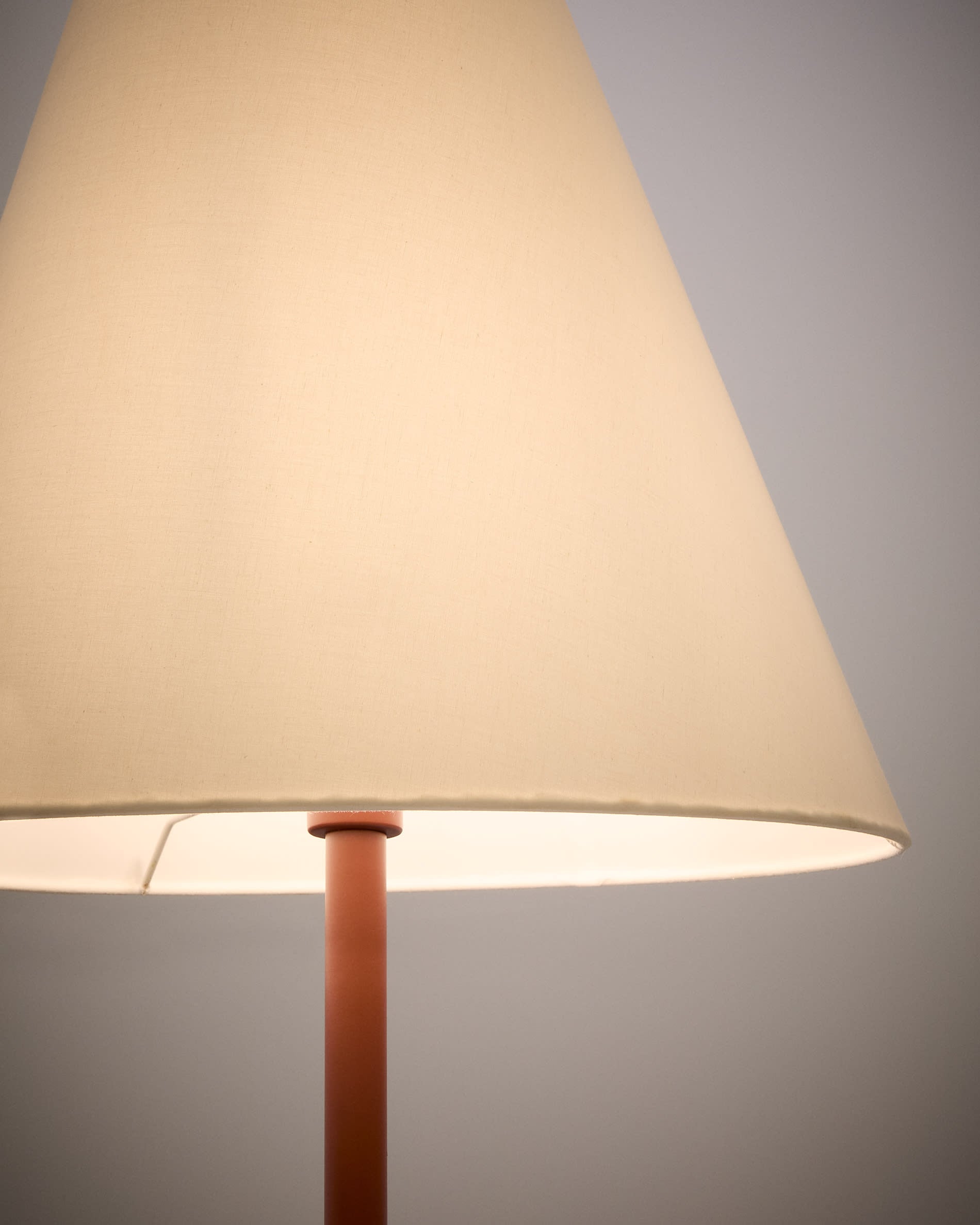 Moderne Stehlampe Navat von Kave Home: Metall mit Terrakotta-Finish, stabiler Holzfuß, ideal für stilvolle Akzente und gemütliche Atmosphäre.