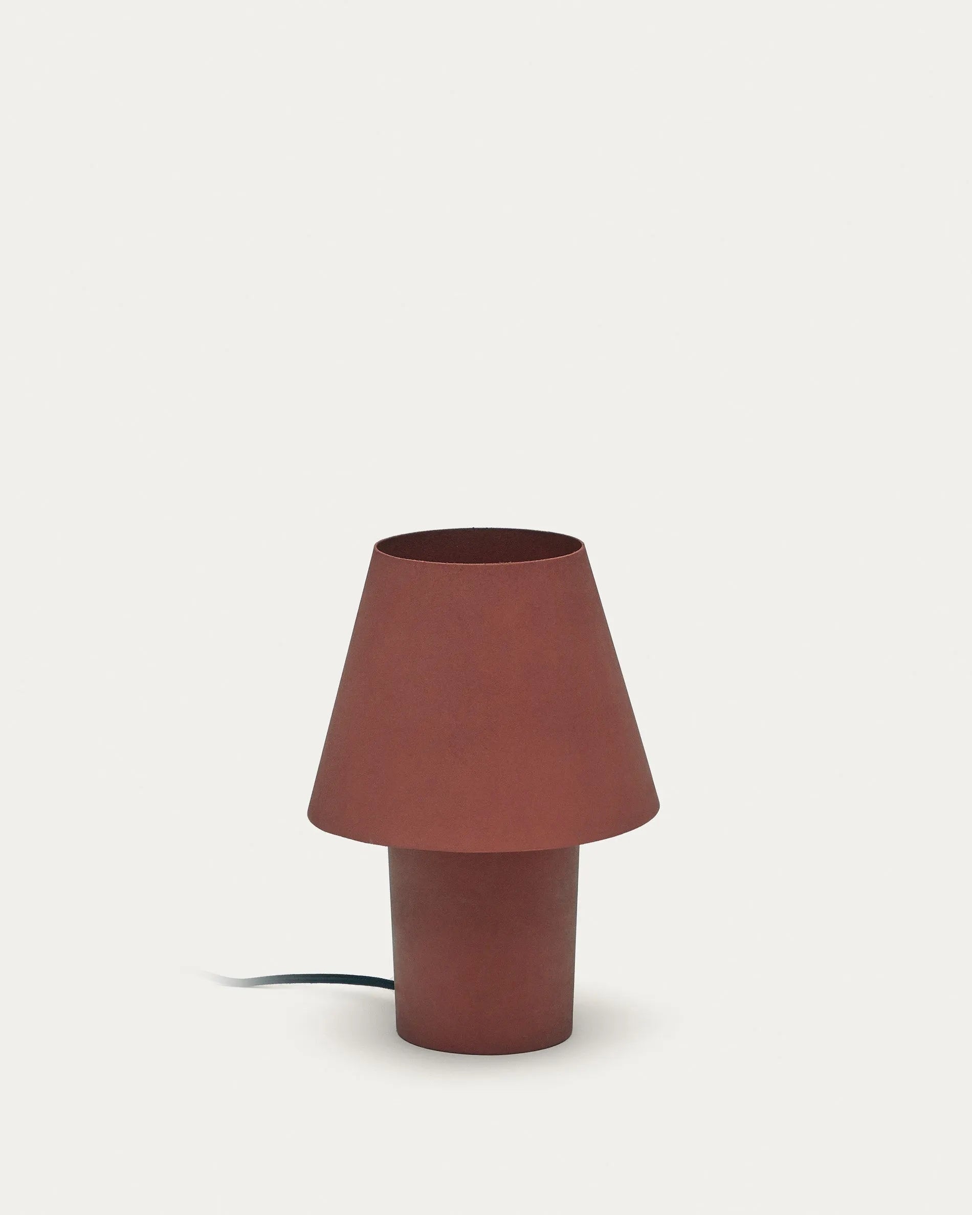 Die Canapost Tischlampe von Kave Home vereint Terrakotta-Finish und Massivholz für stilvolle Eleganz und Funktionalität.