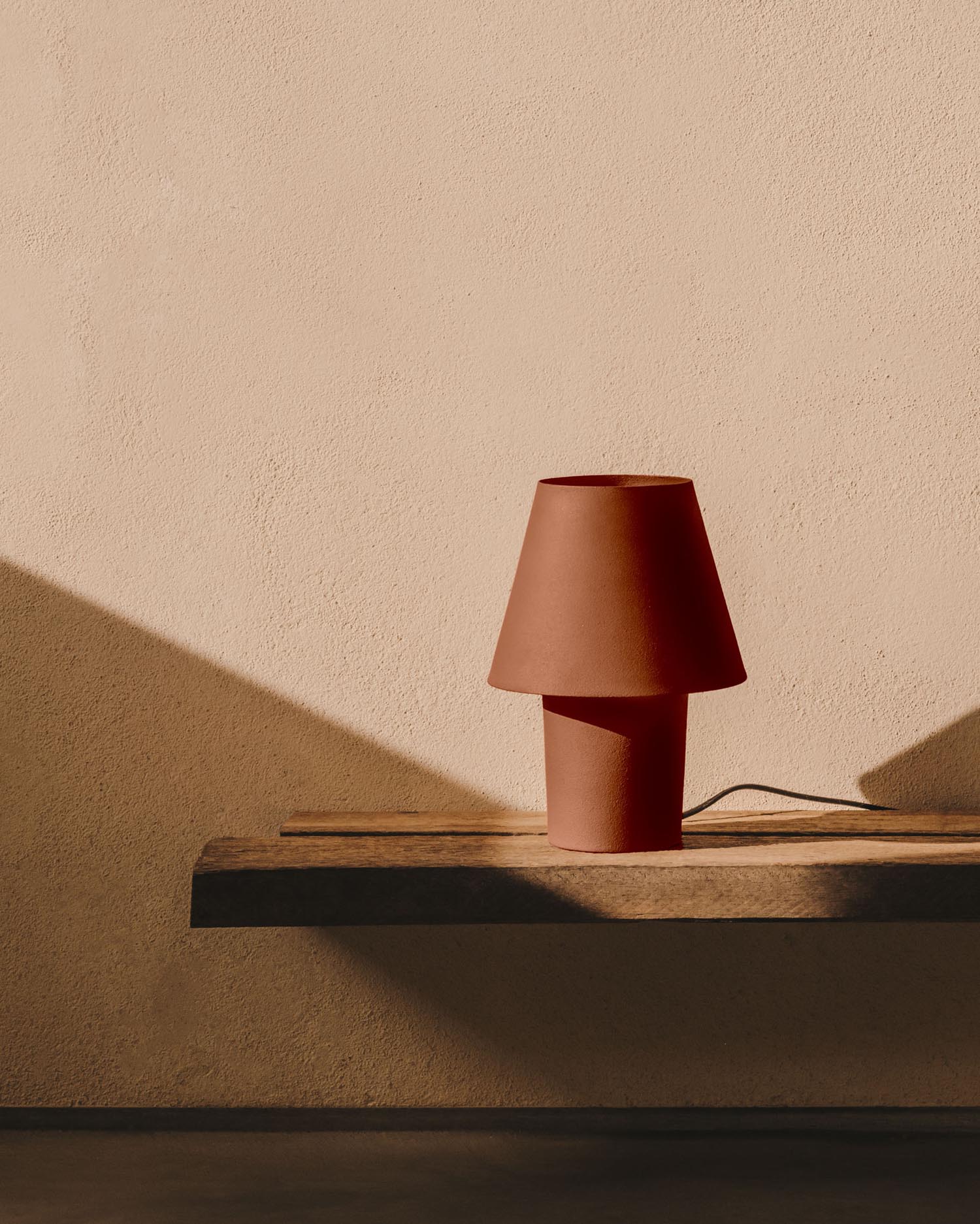 Canapost Tischlampe aus Metall mit Finish in Terrakotta