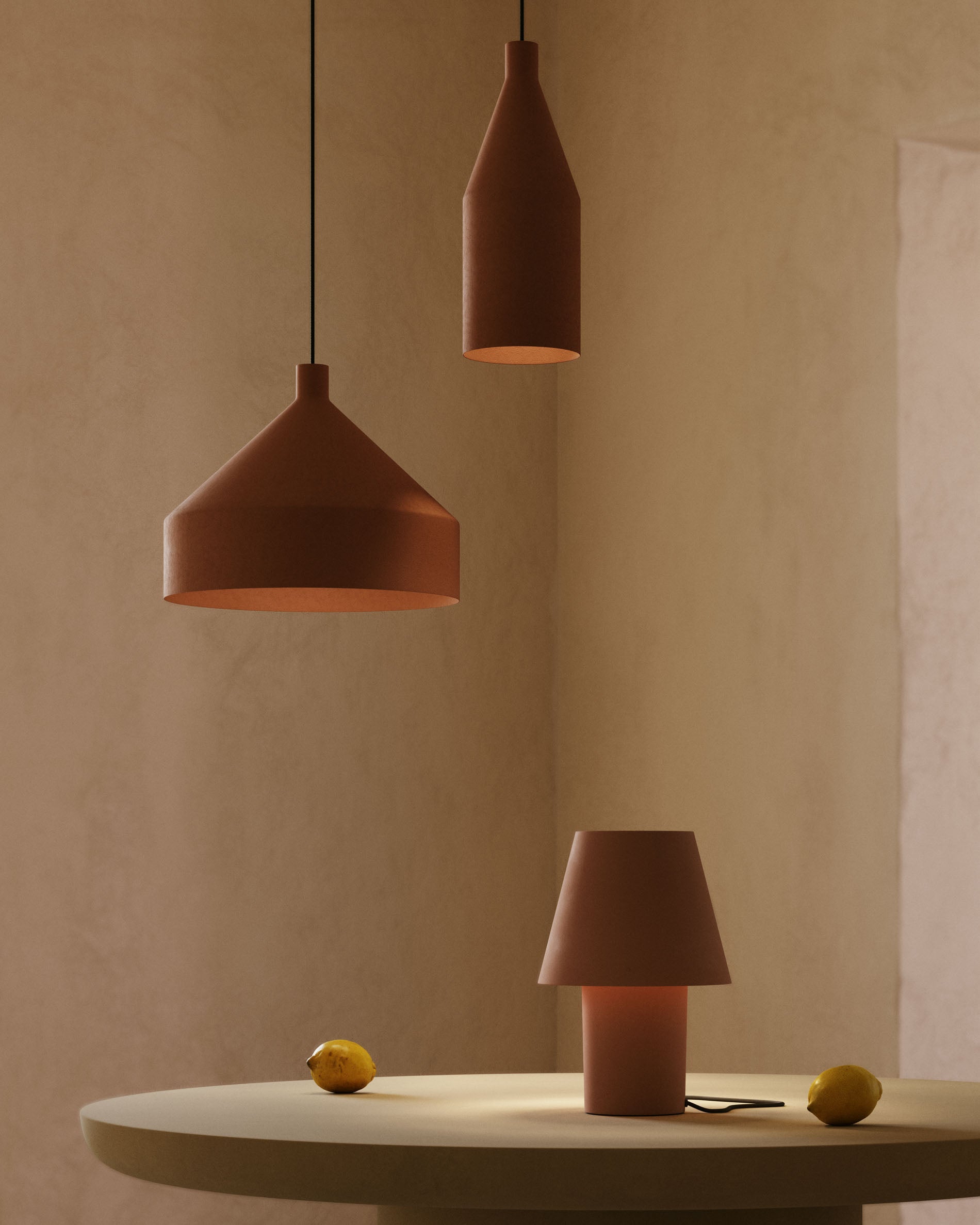 Elegante Tischlampe aus Metall mit Terrakotta-Finish, vereint Robustheit und Stil, ideal für moderne und klassische Räume.