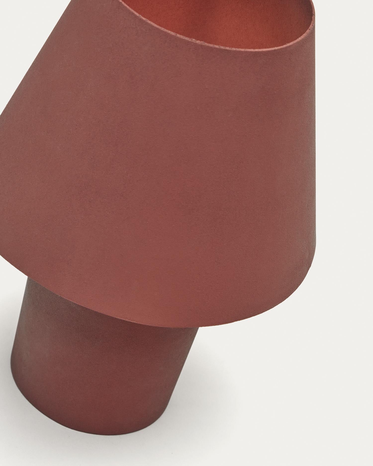 Die Canapost Tischlampe von Kave Home kombiniert elegantes Metall mit einem warmen Terrakotta-Finish und setzt stilvolle Akzente in jedem Raum.