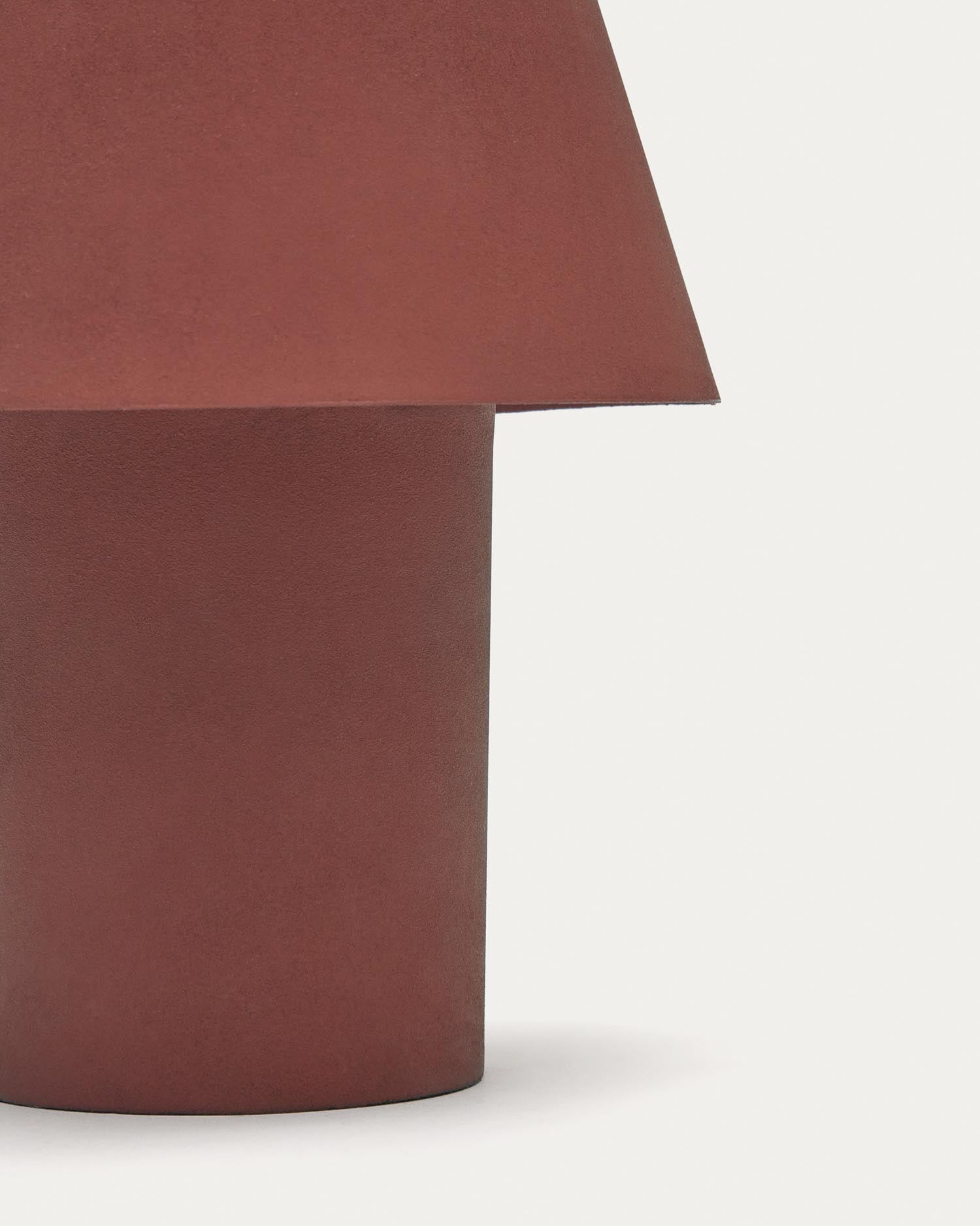 Die Canapost Tischlampe von Kave Home kombiniert elegantes Design mit einem warmen Terrakotta-Finish und robustem Metall für jeden Raum.