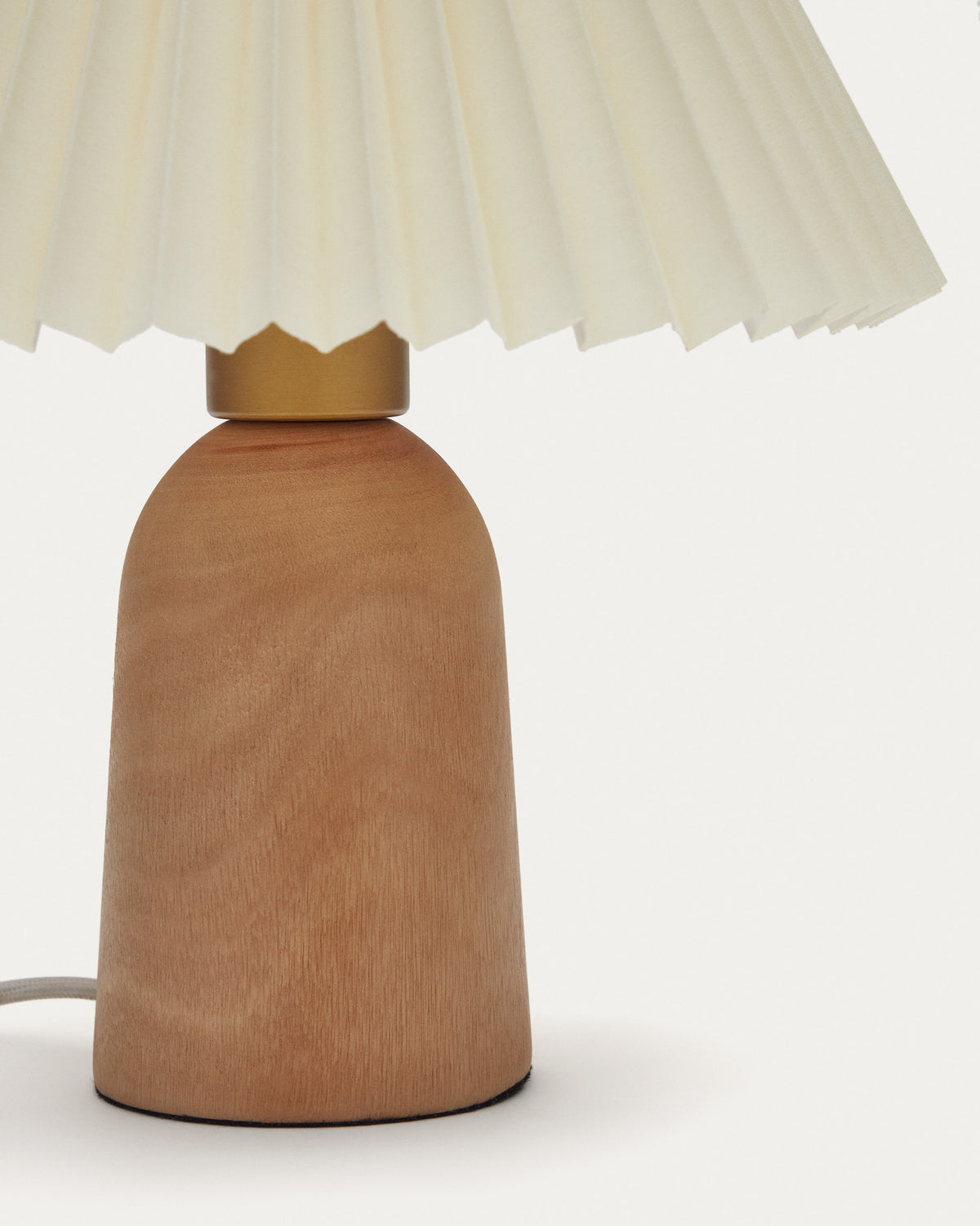 Benicarlo Tischlampe aus Holz mit Finish in Natur und Beige UK in Beige präsentiert im Onlineshop von KAQTU Design AG. Tischleuchte ist von Kave Home
