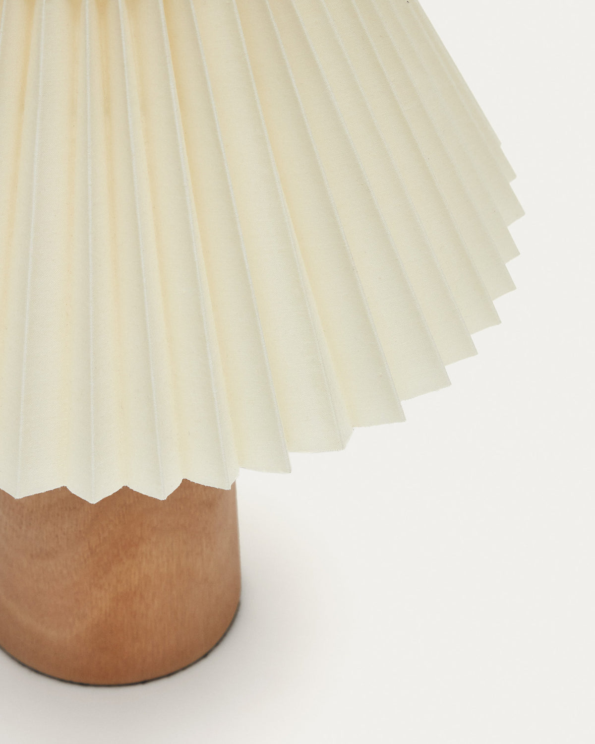 Benicarlo Tischlampe aus Holz mit Finish in Natur und Beige UK in Beige präsentiert im Onlineshop von KAQTU Design AG. Tischleuchte ist von Kave Home