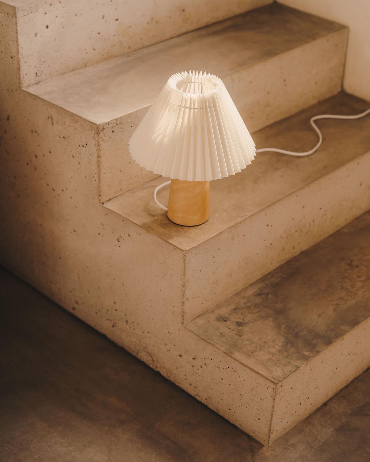 Benicarlo Tischlampe aus Holz mit Finish in Natur und Beige UK