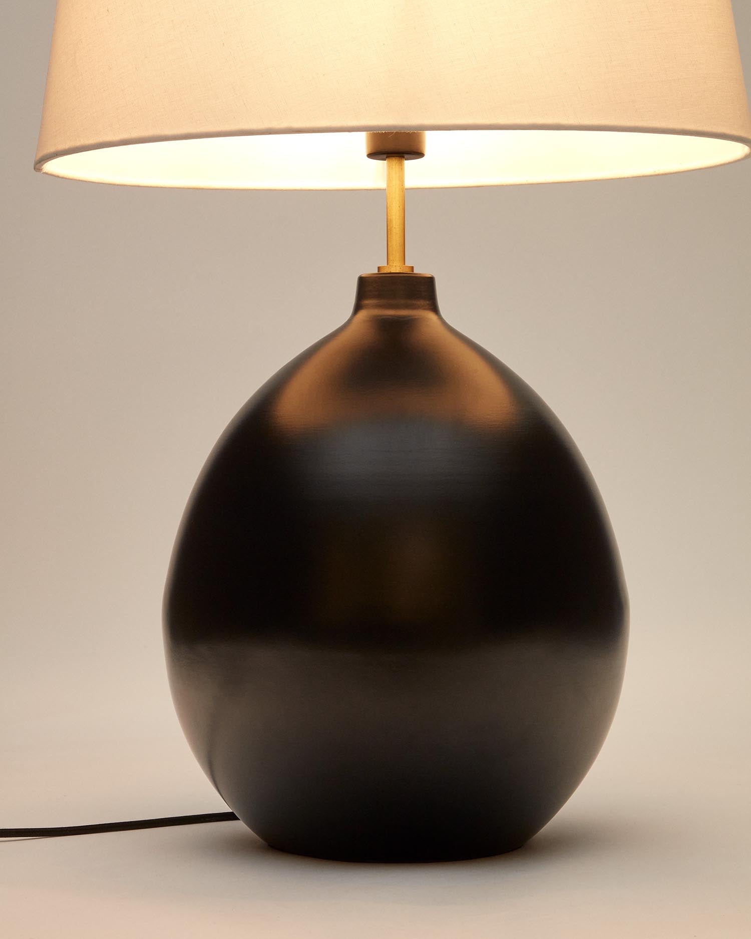 Die Foixa Tischlampe von Kave Home besticht durch ihr modernes Design aus schwarzem Metall, ideal für stilvolle Beleuchtung.