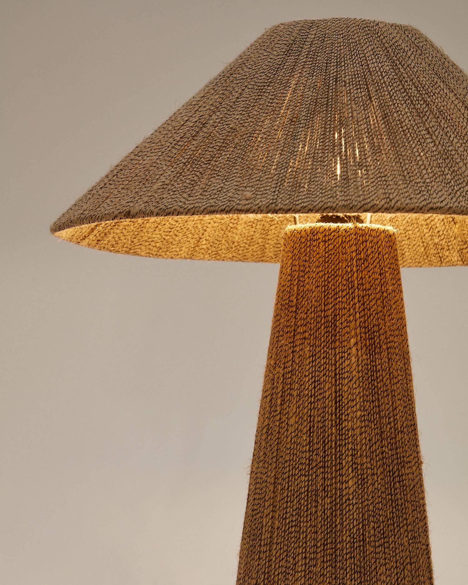 Entdecken Sie die Renee Tischleuchte von Kave Home: Jute trifft auf elegantes Holz, schafft eine gemütliche Atmosphäre und setzt stilvolle Akzente.
