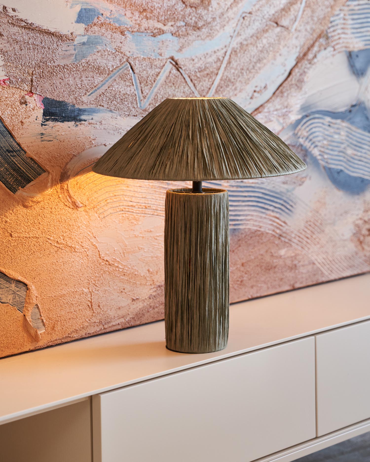 Die Samse Tischleuchte von Kave Home besticht durch ihr einzigartiges Design aus Raffiabast und Massivholz, das jedem Raum Wärme und Stil verleiht.
