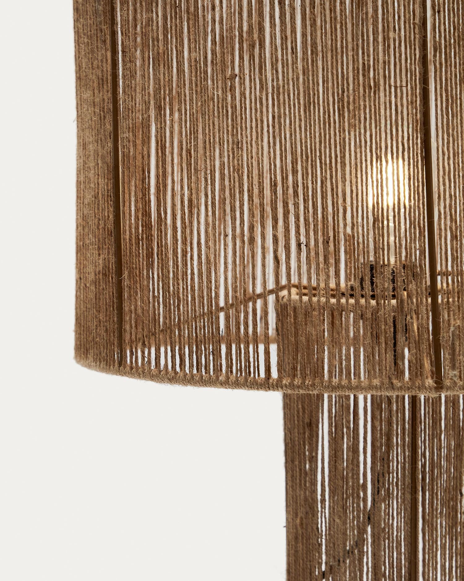 Die Pontos Tischlampe von Kave Home kombiniert nachhaltige Jute und robustes Massivholz für ein stilvolles, warmes Licht in jedem Raum.