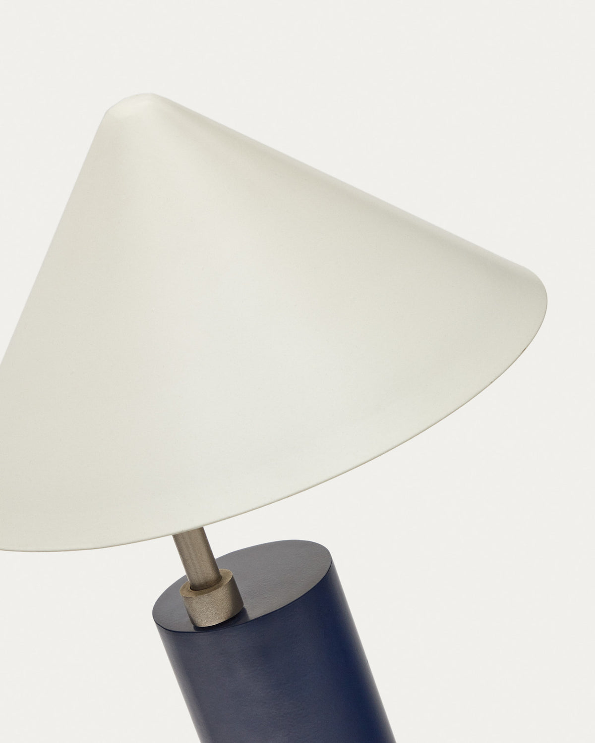 Shiva Tischlampe aus Metall in Blau und Weiss in Blau präsentiert im Onlineshop von KAQTU Design AG. Tischleuchte ist von Kave Home