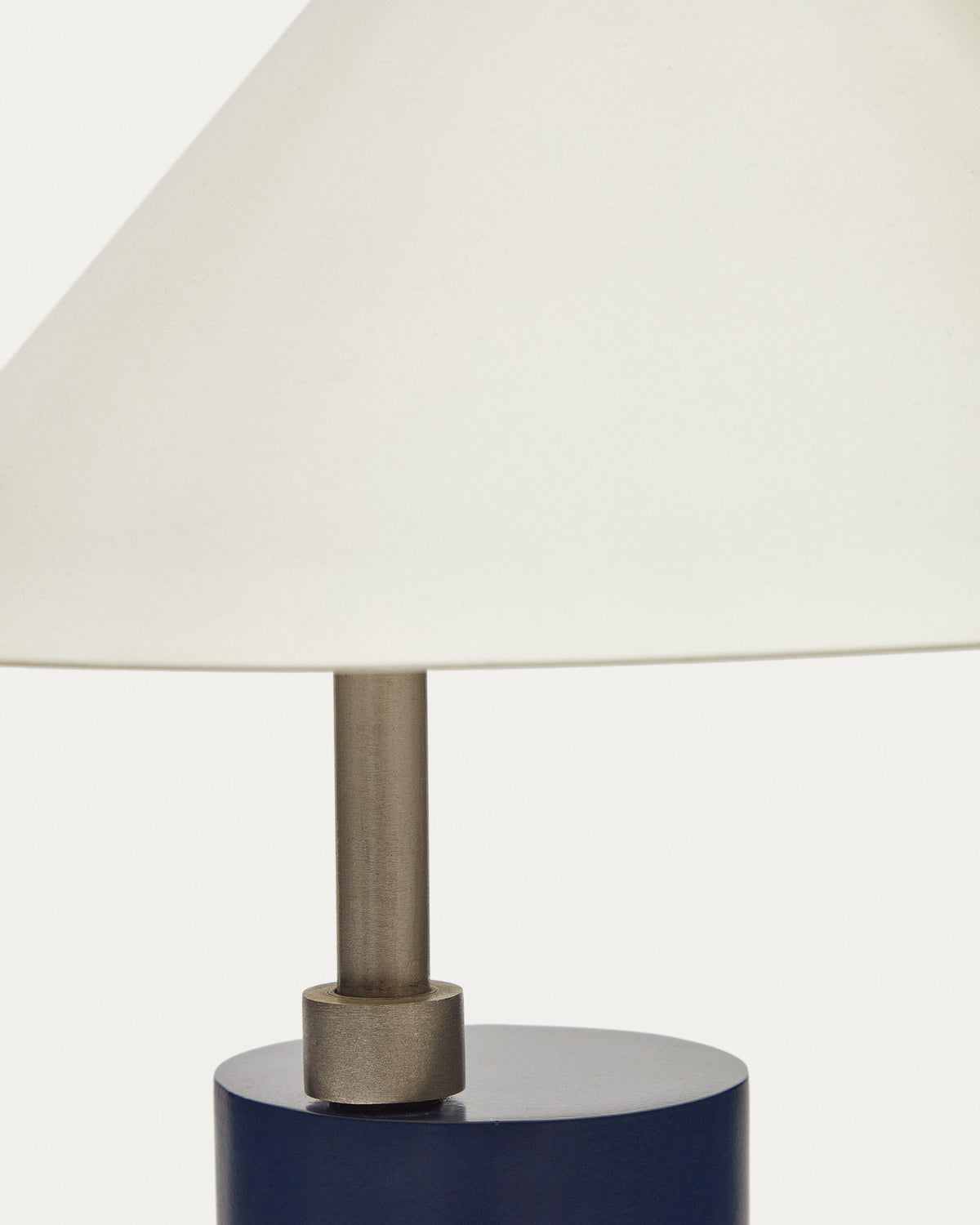 Shiva Tischlampe aus Metall in Blau und Weiss in Blau präsentiert im Onlineshop von KAQTU Design AG. Tischleuchte ist von Kave Home