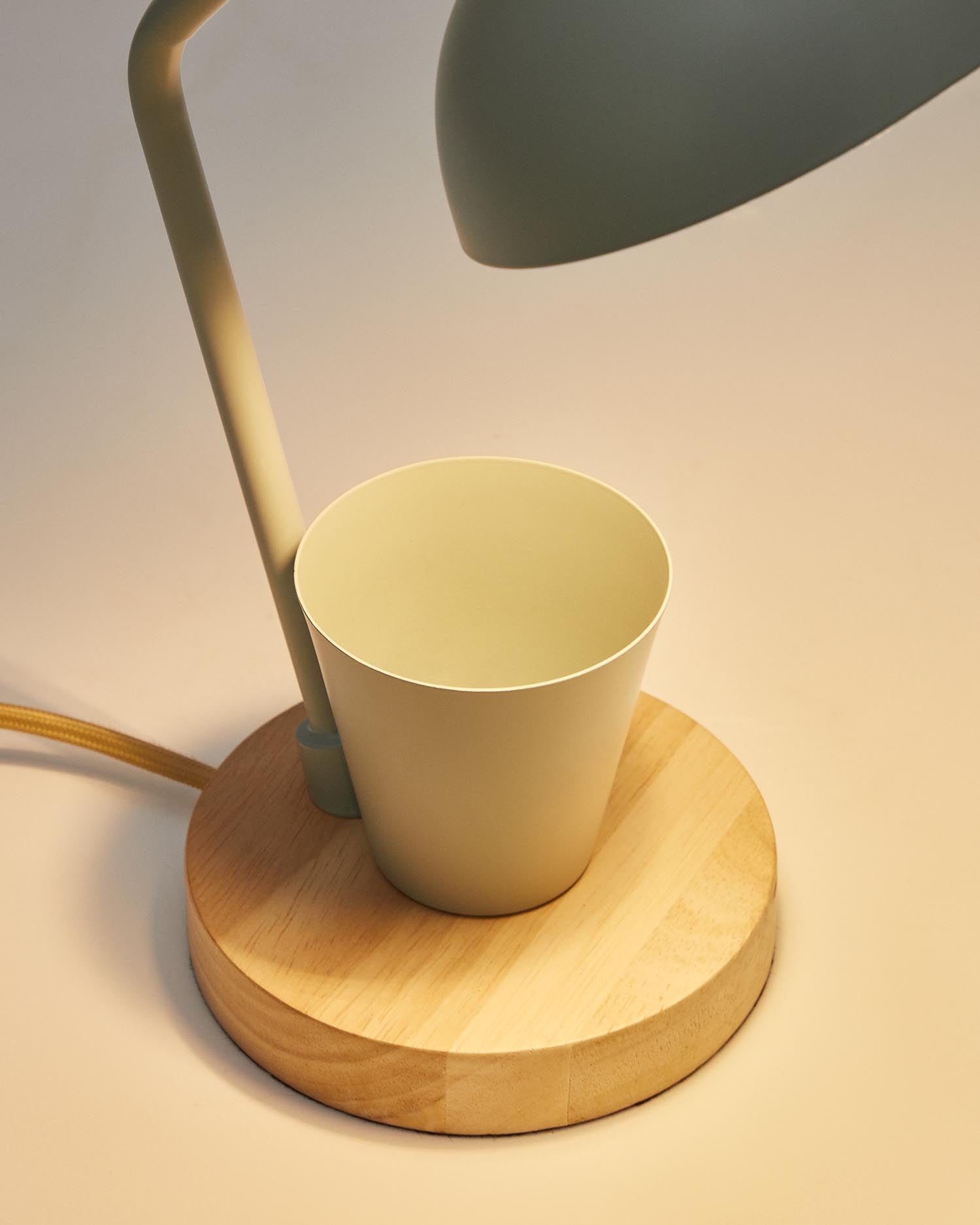 Die Katia Schreibtischlampe von Kave Home vereint elegantes Design aus Holz und grünem Metall, ideal für Kinderzimmer und kreative Arbeitsplätze.