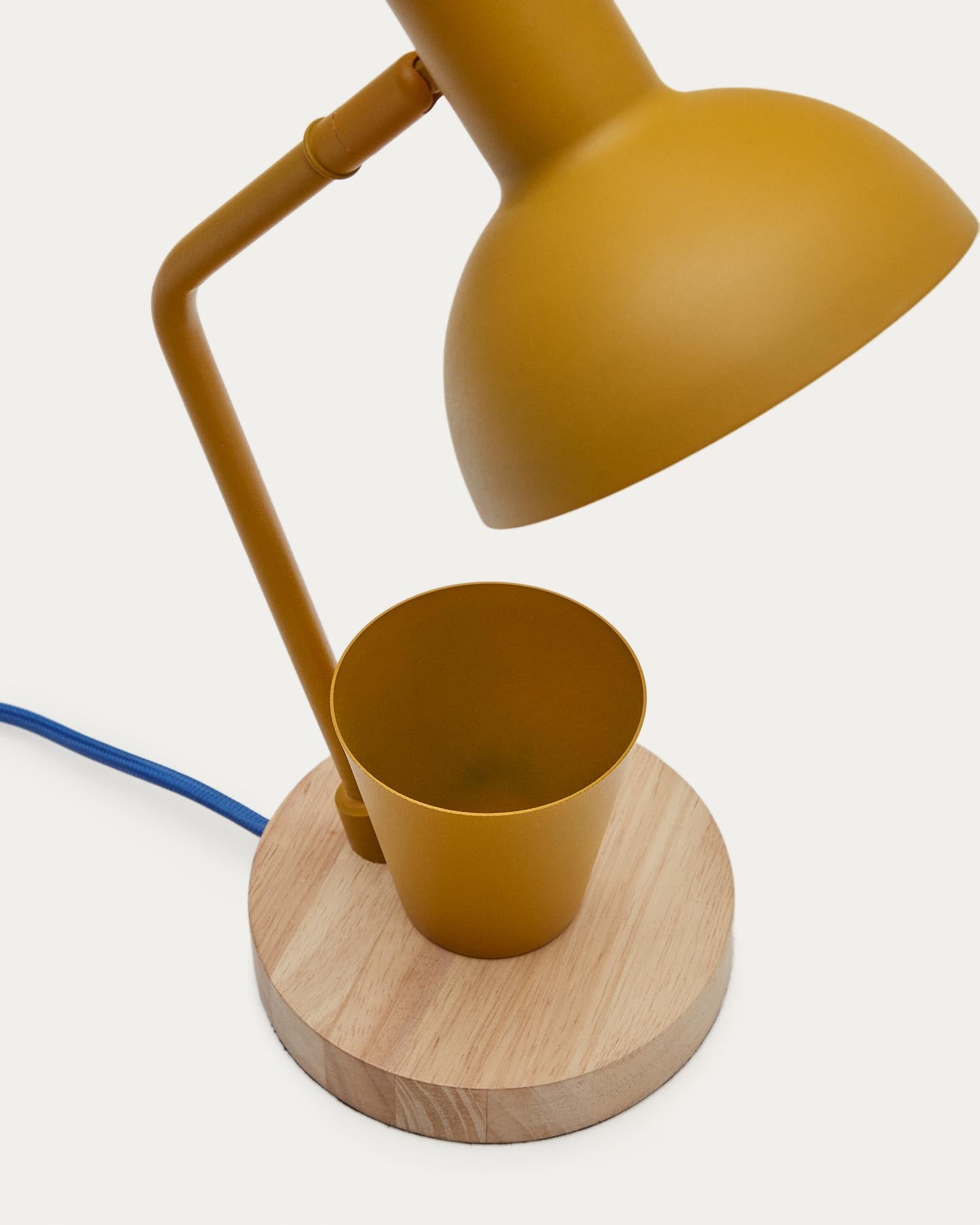 Die Katia Schreibtischlampe kombiniert Holz und senffarbenes Metall für ein modernes Design, ideal für stilvolle Arbeitsbereiche.