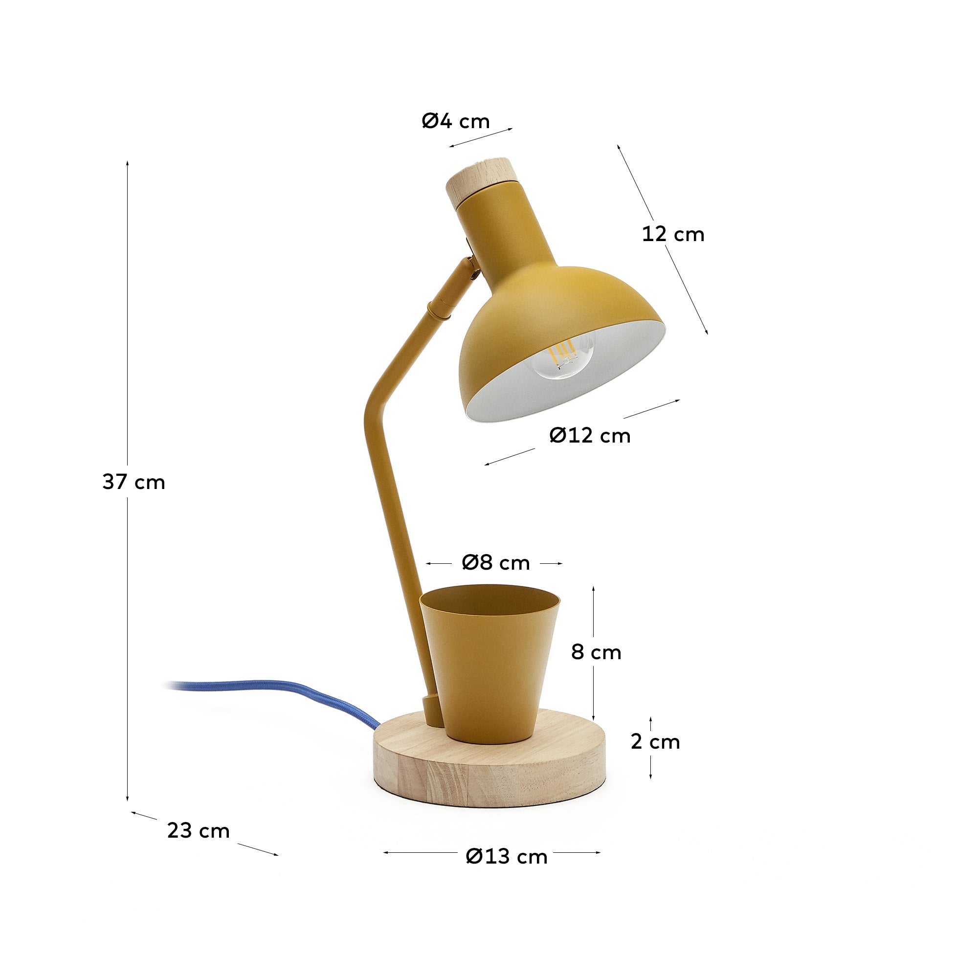 Die Katia Schreibtischlampe kombiniert Holz und senffarbenes Metall für ein modernes, funktionales Design auf Ihrem Arbeitsplatz.