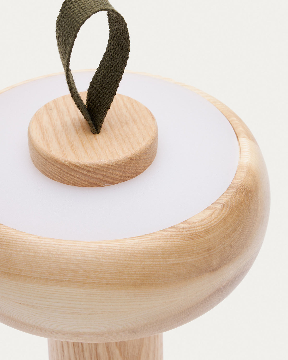 Luba tragbare Tischlampe aus massivem Eschenholz und grünem Baumwollgriff in Natur präsentiert im Onlineshop von KAQTU Design AG. Tischleuchte ist von Kave Home