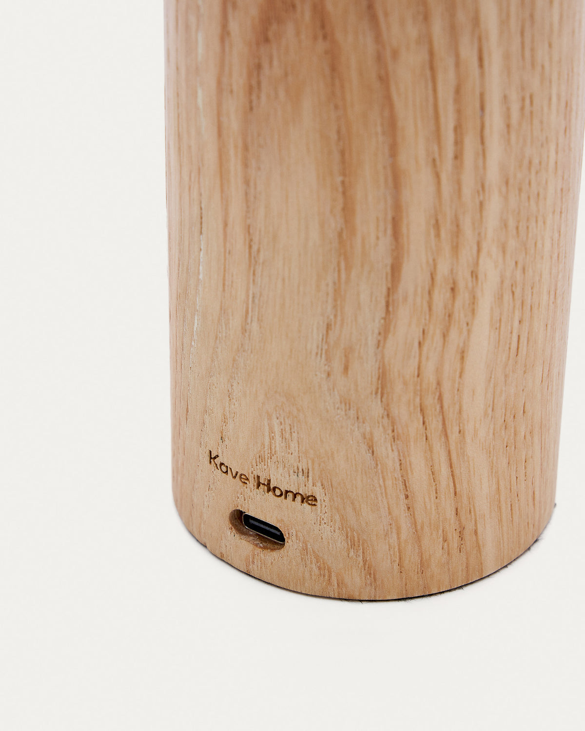 Luba tragbare Tischlampe aus massivem Eschenholz und grünem Baumwollgriff in Natur präsentiert im Onlineshop von KAQTU Design AG. Tischleuchte ist von Kave Home