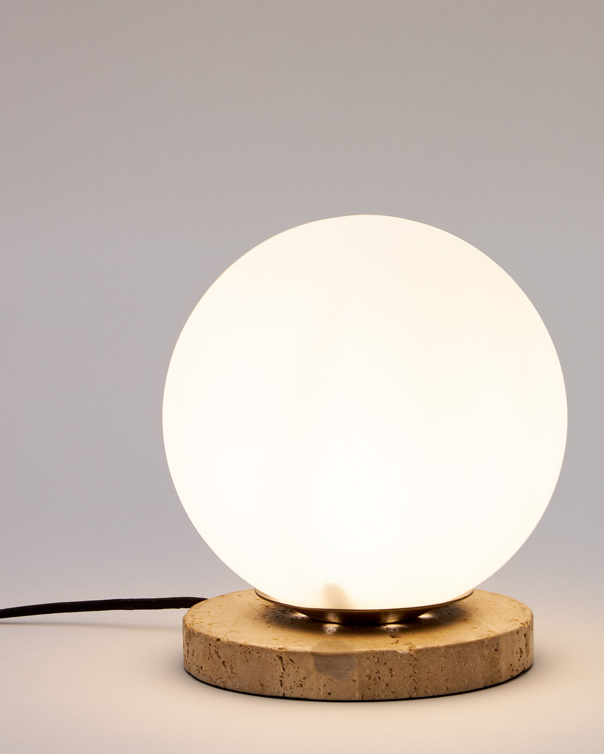 Malachi Tischlampe aus Milchglas und Travertinstein in Weiss präsentiert im Onlineshop von KAQTU Design AG. Tischleuchte ist von Kave Home