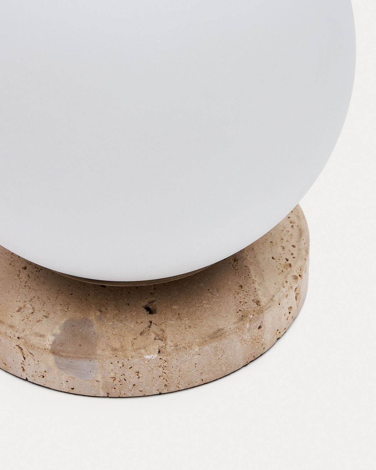 Malachi Tischlampe aus Milchglas und Travertinstein in Weiss präsentiert im Onlineshop von KAQTU Design AG. Tischleuchte ist von Kave Home