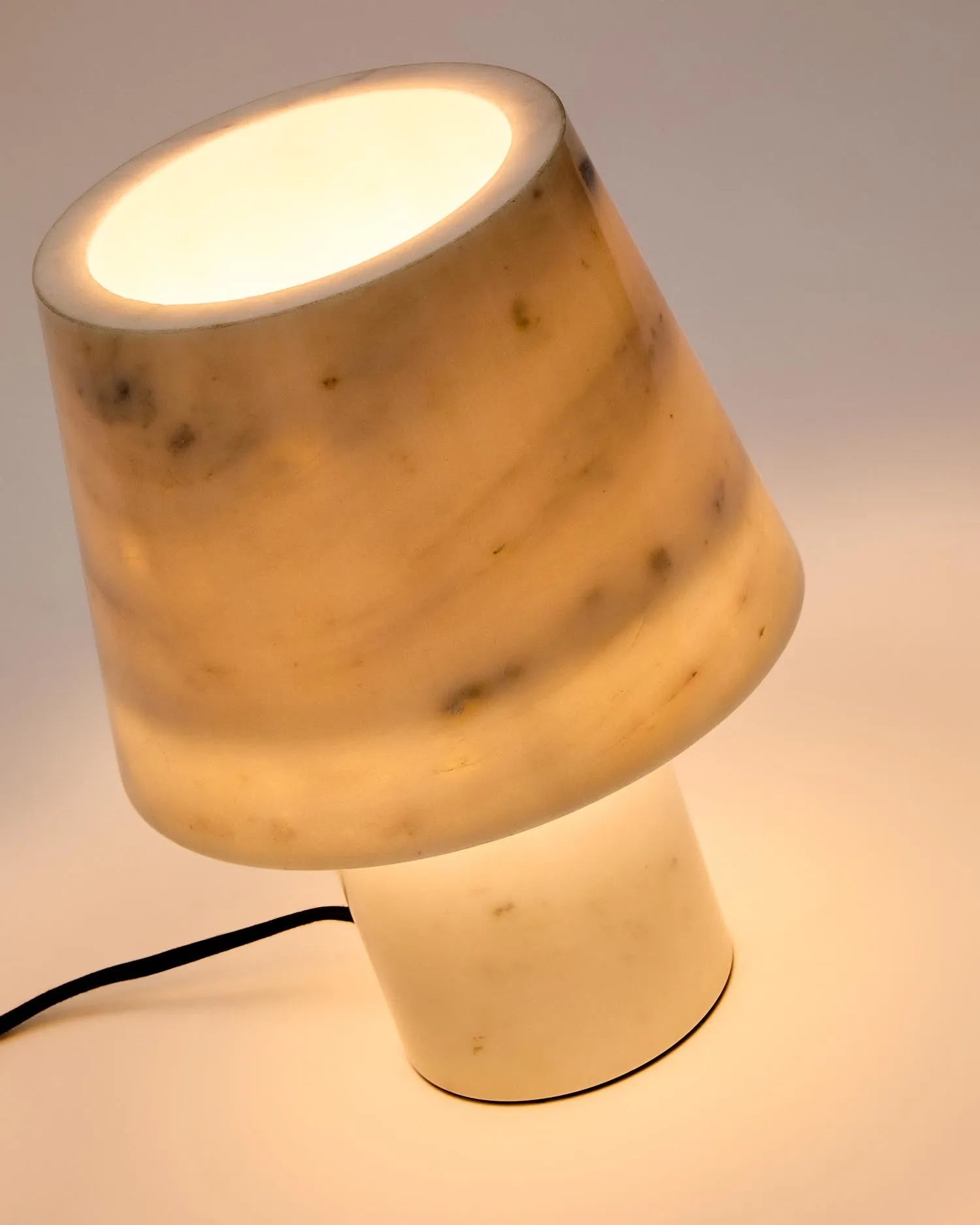 Die Alaro Tischlampe vereint weißen Marmor und Holz zu einem eleganten, stabilen Design, das jeden Raum aufwertet.