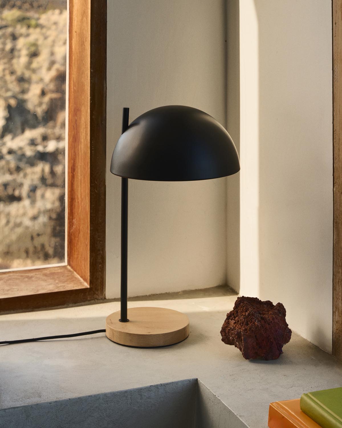 Catlar Tischlampe aus Eschenholz und Metall mit schwarzem Lackfinish