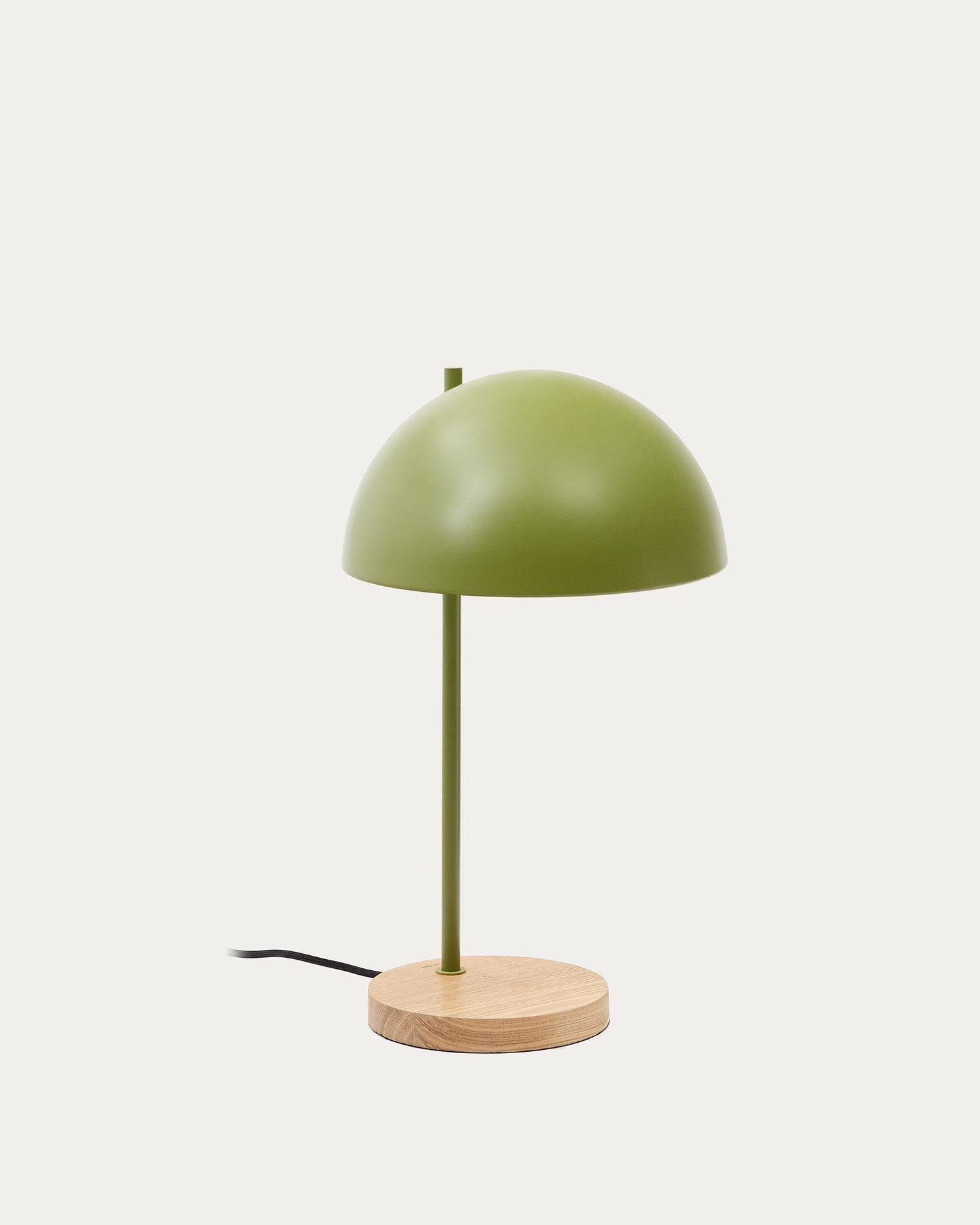 Die Catlar Tischlampe von Kave Home vereint Eschenholz und grünes Metall in modernem Design, ideal für jeden Einrichtungsstil.