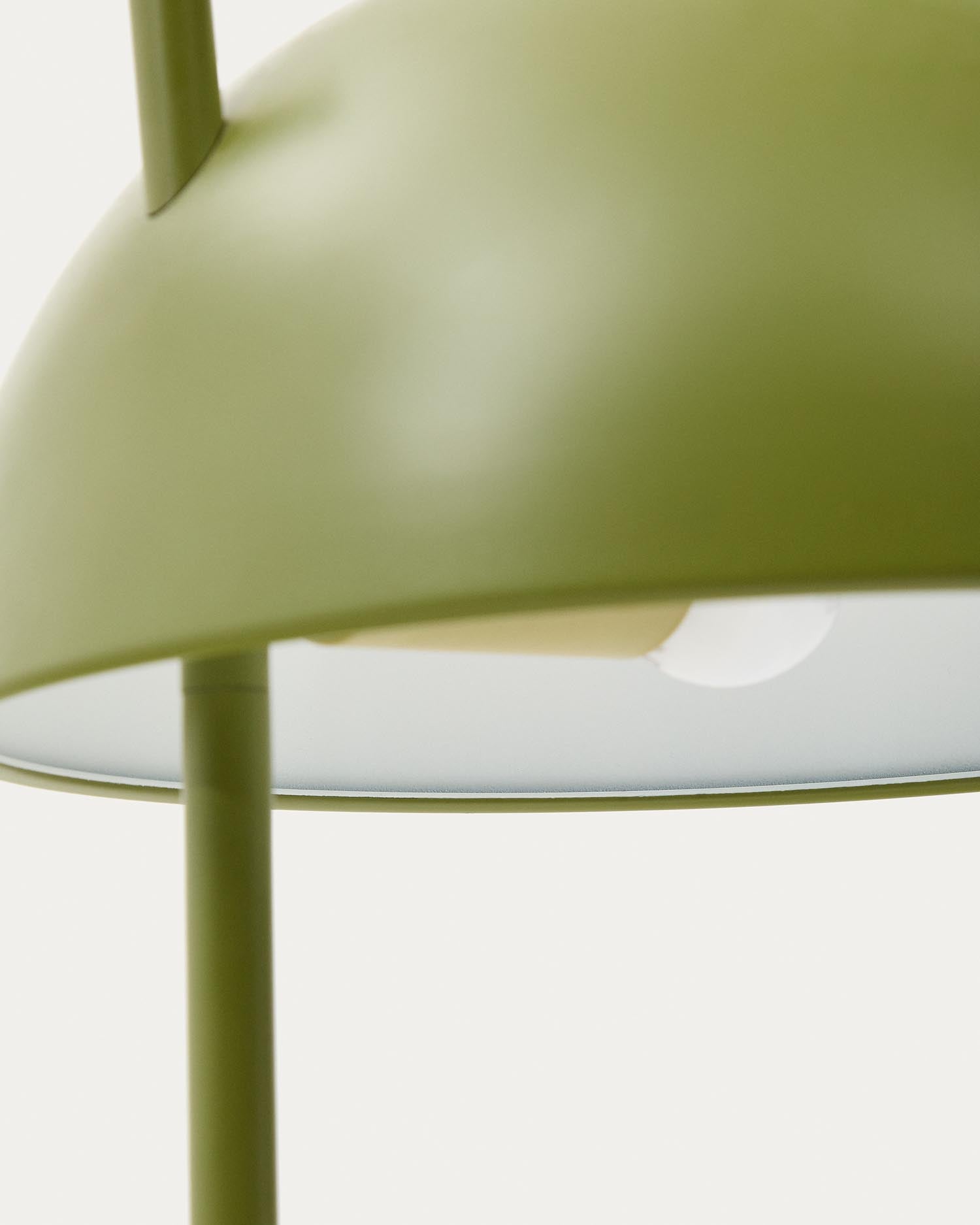 Die Catlar Tischlampe von Kave Home kombiniert elegantes Eschenholz mit einem frischen grünen Lack, ideal für modernes Wohndesign.