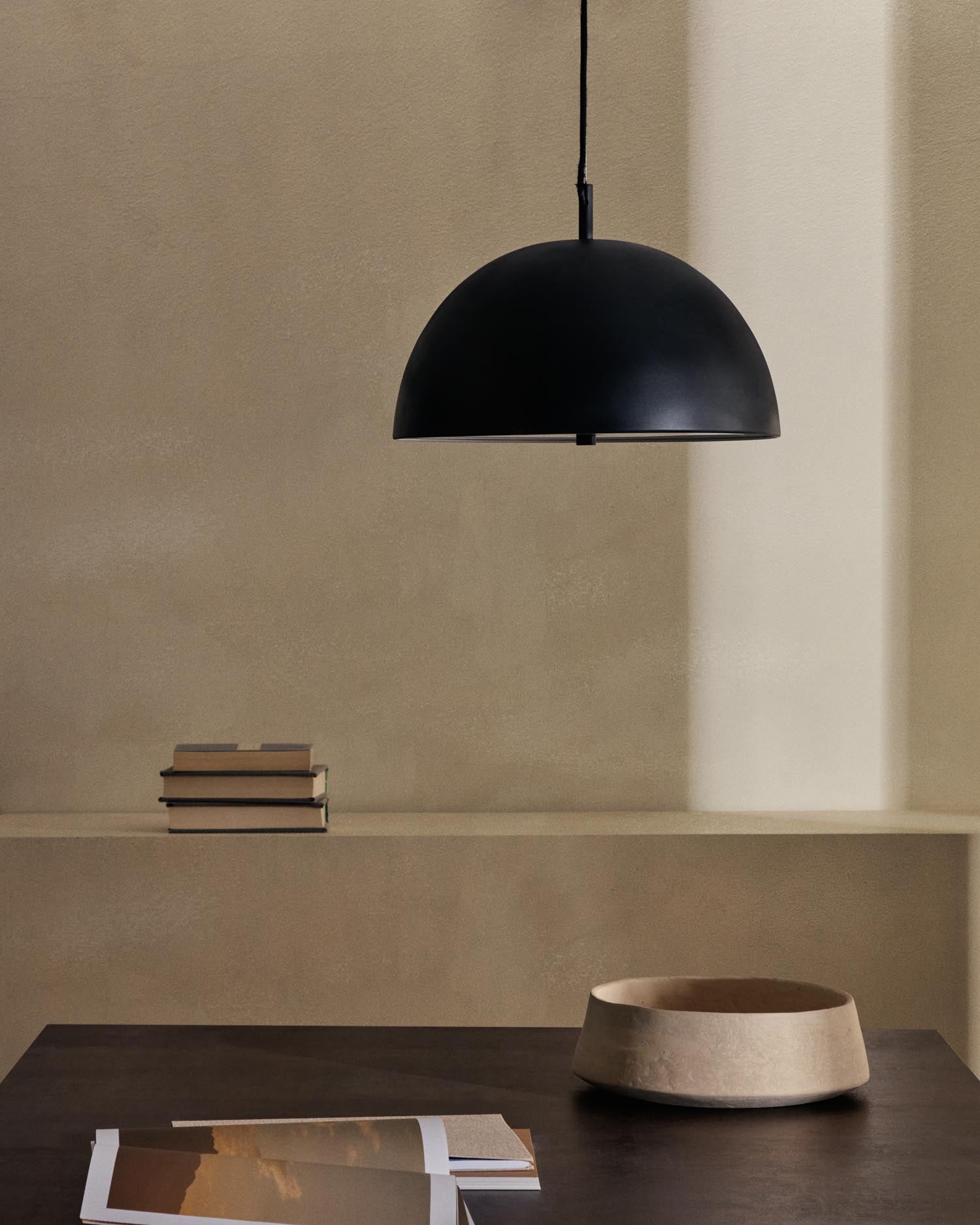 Stilvolle Catlar Deckenleuchte aus robustem Metall mit schwarzem Finish und warmem Holz, perfekt für eine einladende Atmosphäre in jedem Raum.